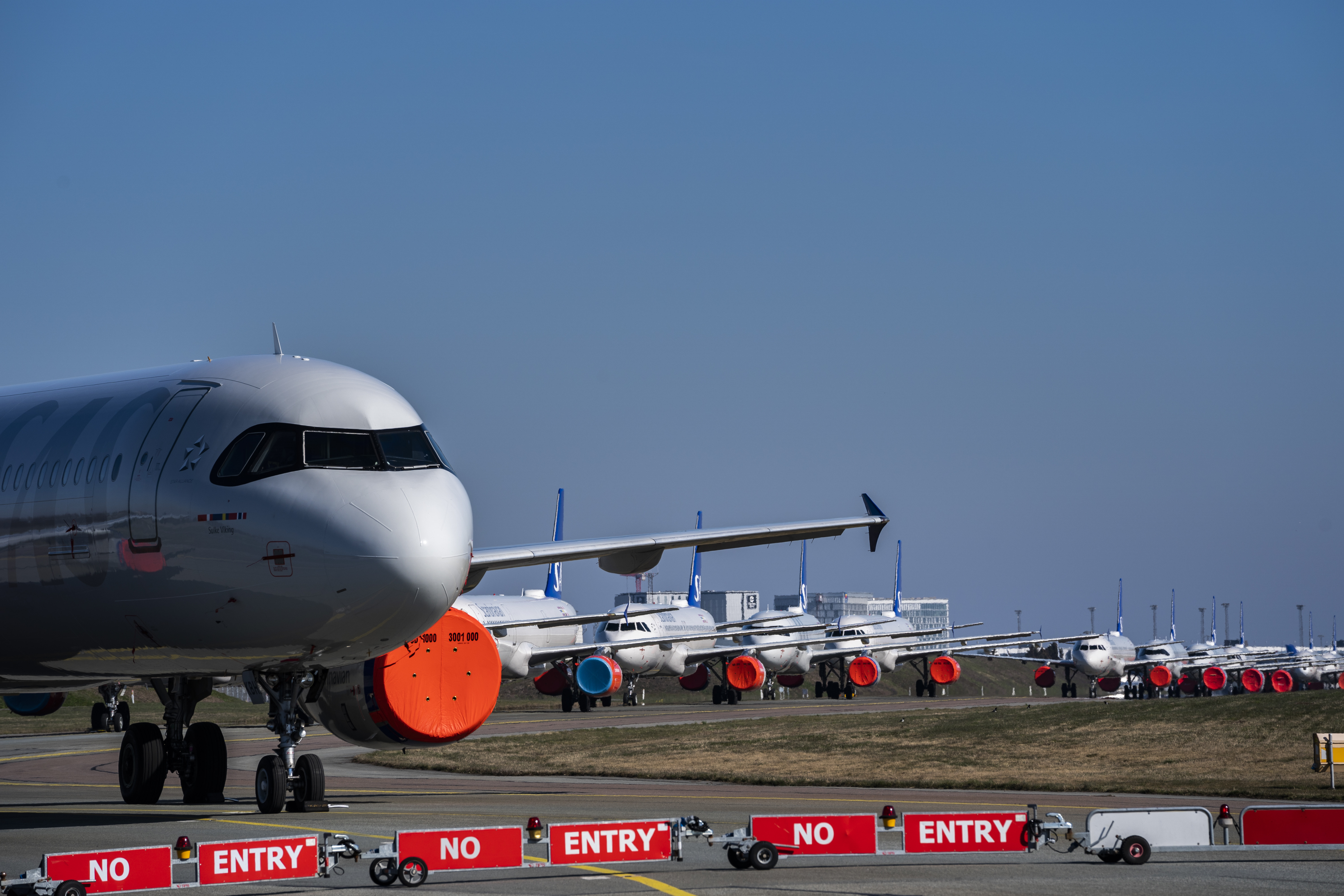 Fly står parkeret på rækker på landingsbanerne i Københavns Lufthavn efter restriktioner for covid-19 har stoppet næsten al flytrafik i marts/april 2020. 