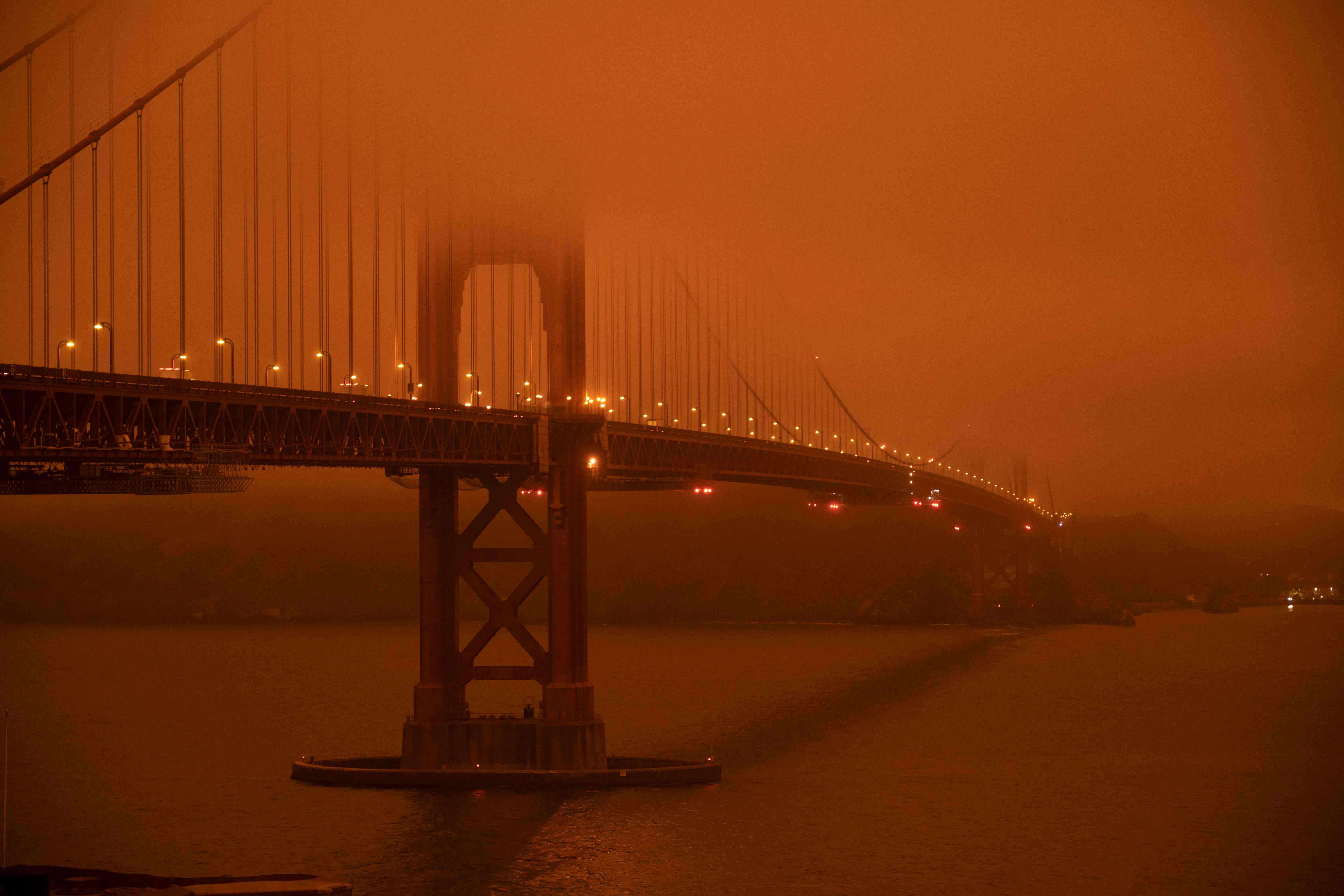 En orange og røgfyldt himmel og rekordhøje temperaturer bredte sig over Golden Gate Bridge og hele San Francisco i september 2020 på grund  naturbrande, som hærger hundredevis af kilometer væk.