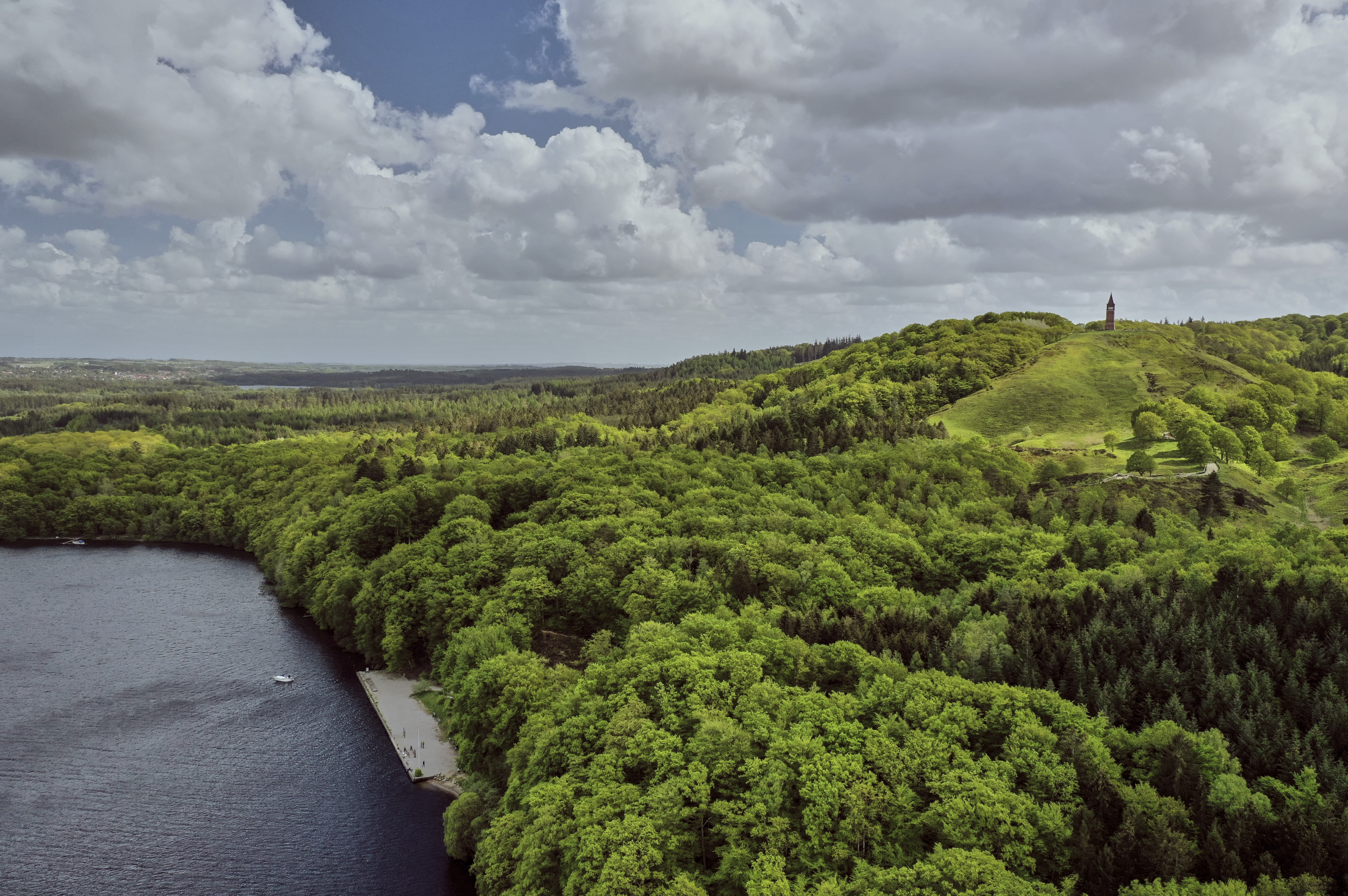 Himmelbjerget mellem Ry og Silkeborg fotograferet på en klar sommerdag fra en drone med udsigt over en stor del af søhøjlandet.