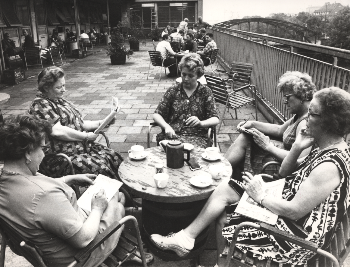 Foto af kvinder, der drikker kaffe