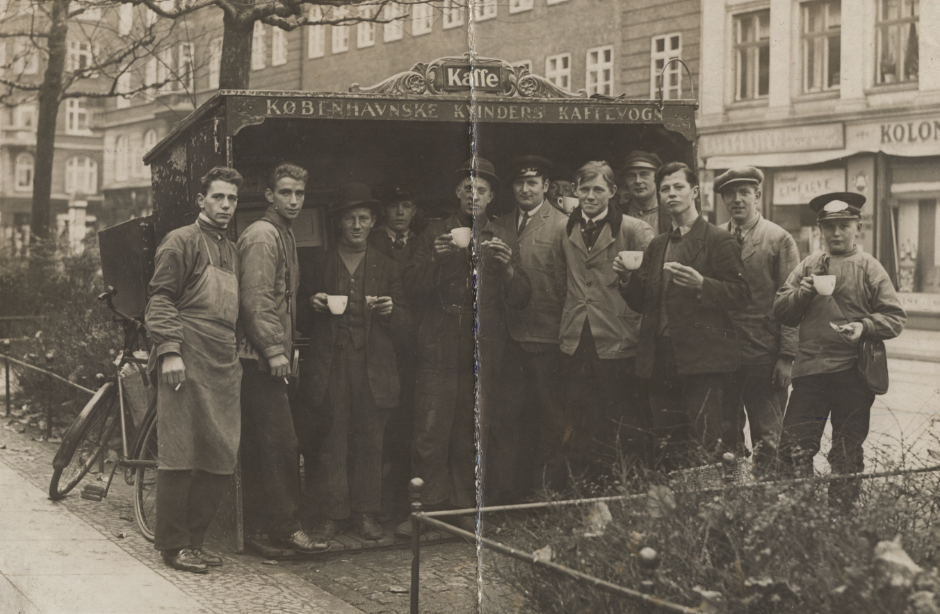 Foto af beskæftigede og arbejdsløse, der nyder en kop kaffe