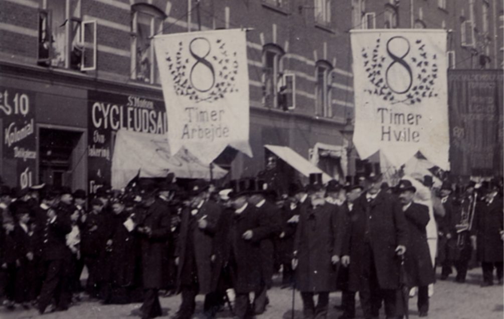 Optog med banner, der viser sloganet: 8 timers arbejde, 8 timers frihed, 8 timers hvile