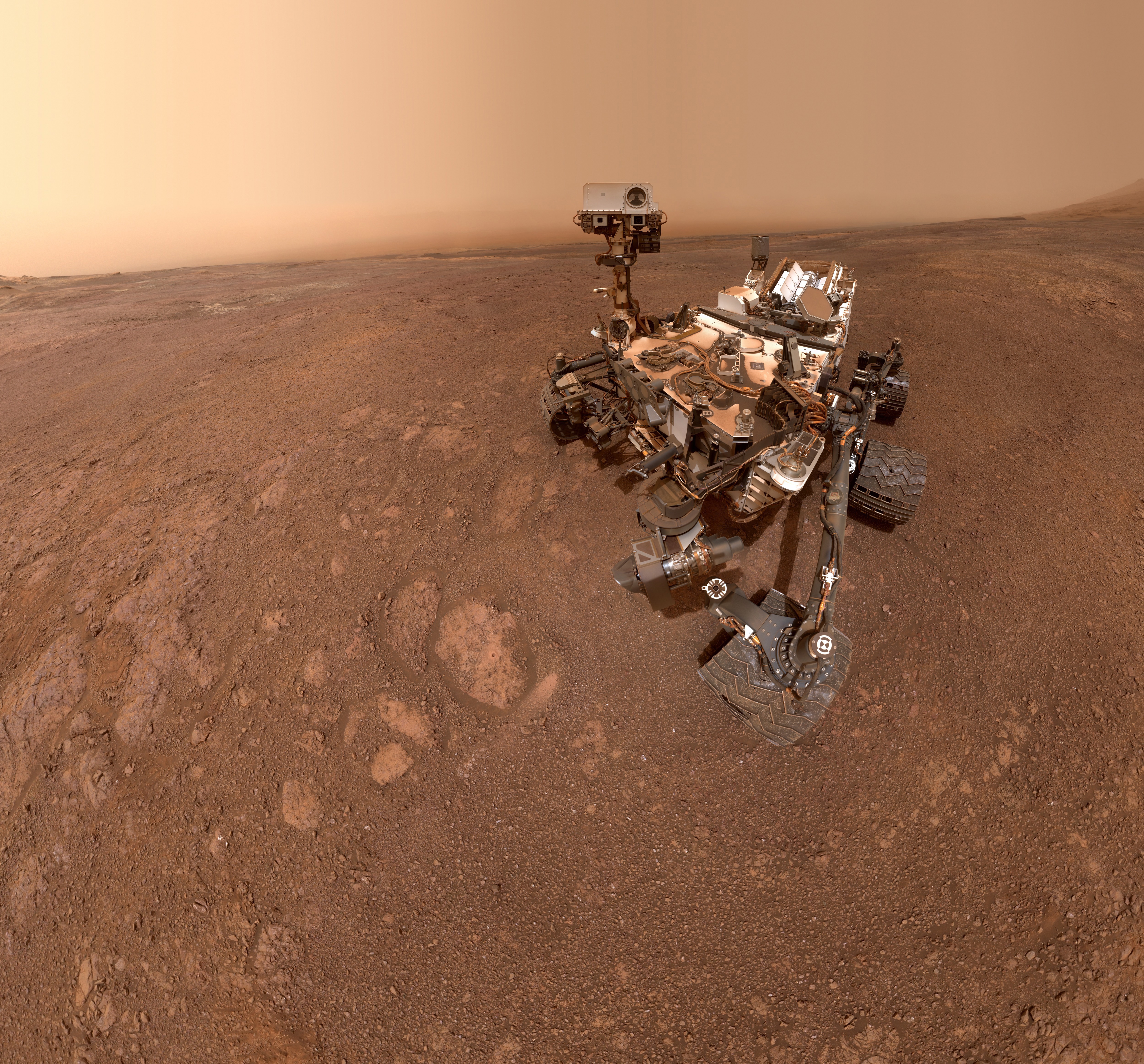 Curiosity i sit vante element på Mars’ overflade. Billedet er en selfie, men sammenstykket af mange fotos, hvorfor det ser ud, som om kameraet svæver frit i luften.