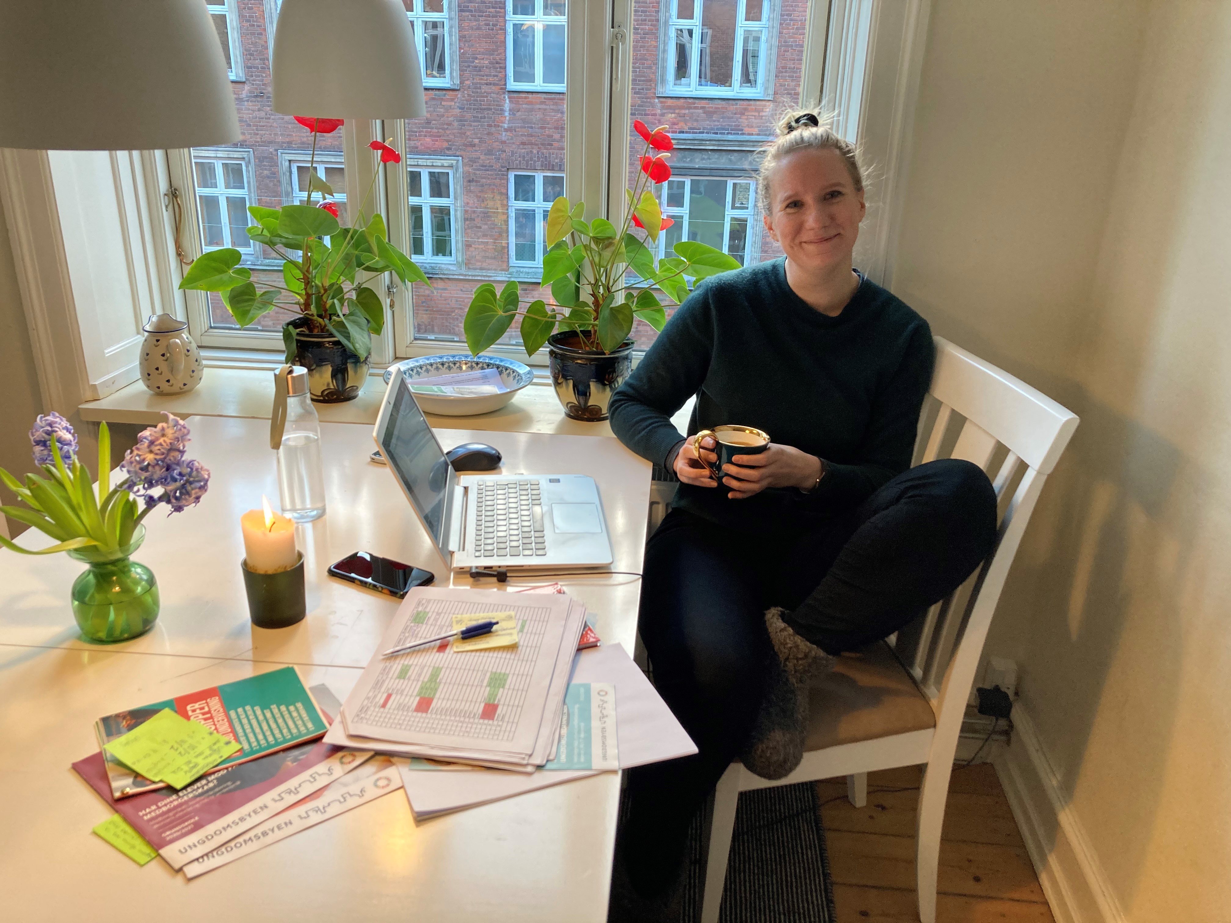 Nynne Bern Jensen sidder og drikker kaffe ved sit spisebord