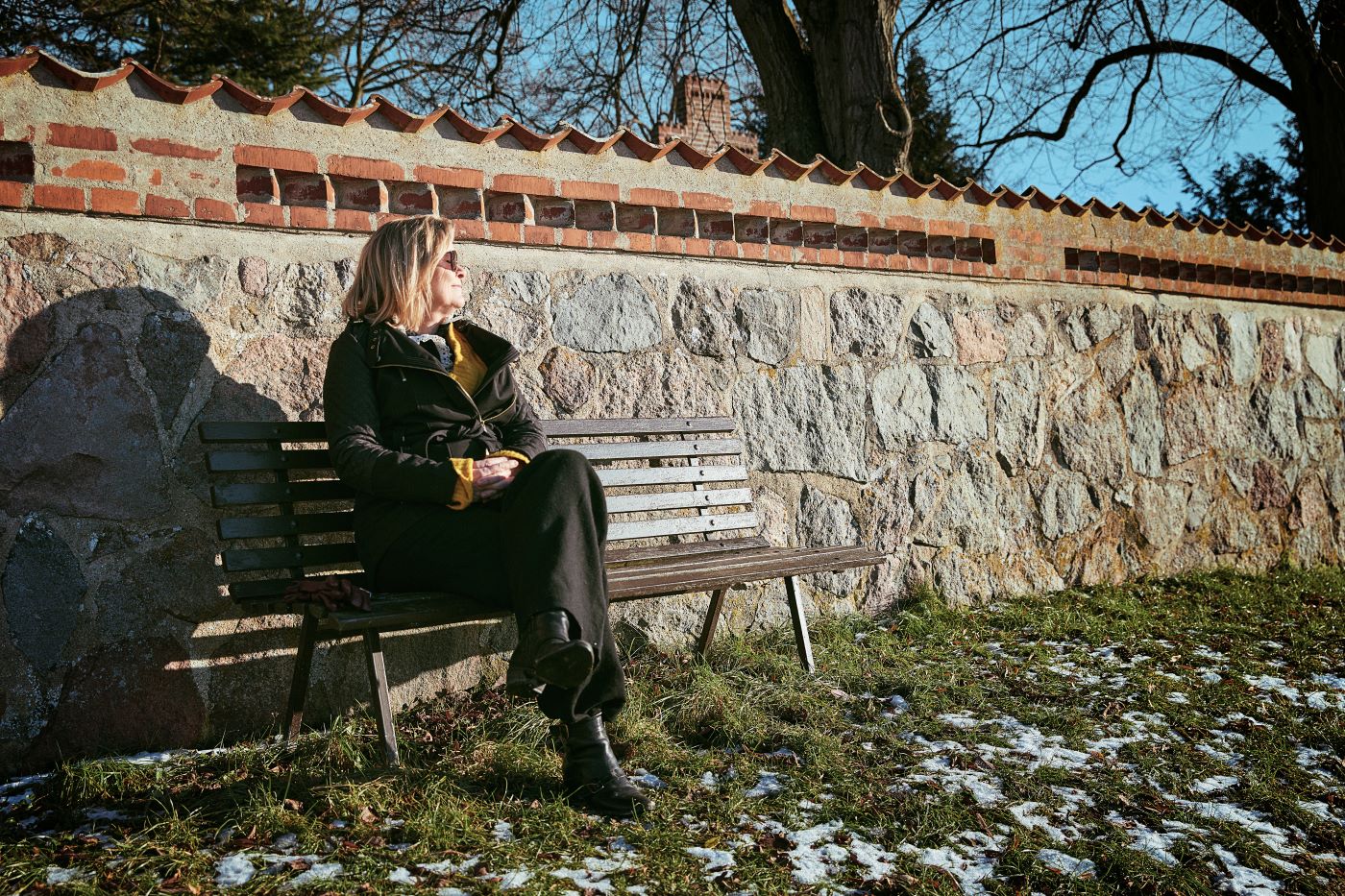 Lone Simonsen sidder på en bænk