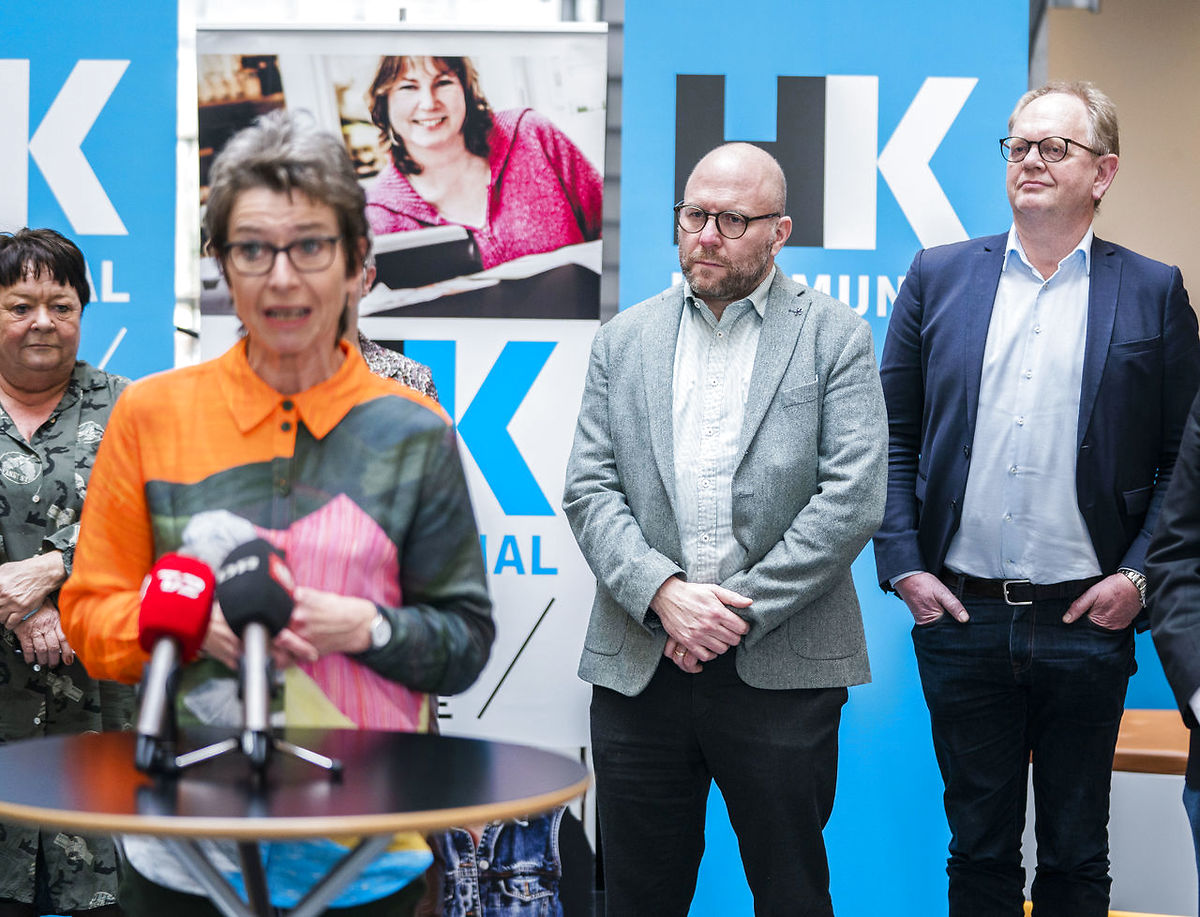 Lars Qvistgaard, Akademikernes formand, lytter, mens Dansk Sygeplejeråds Grete Christensen fremlægger den nye overenskomstaftale på et pressemøde.