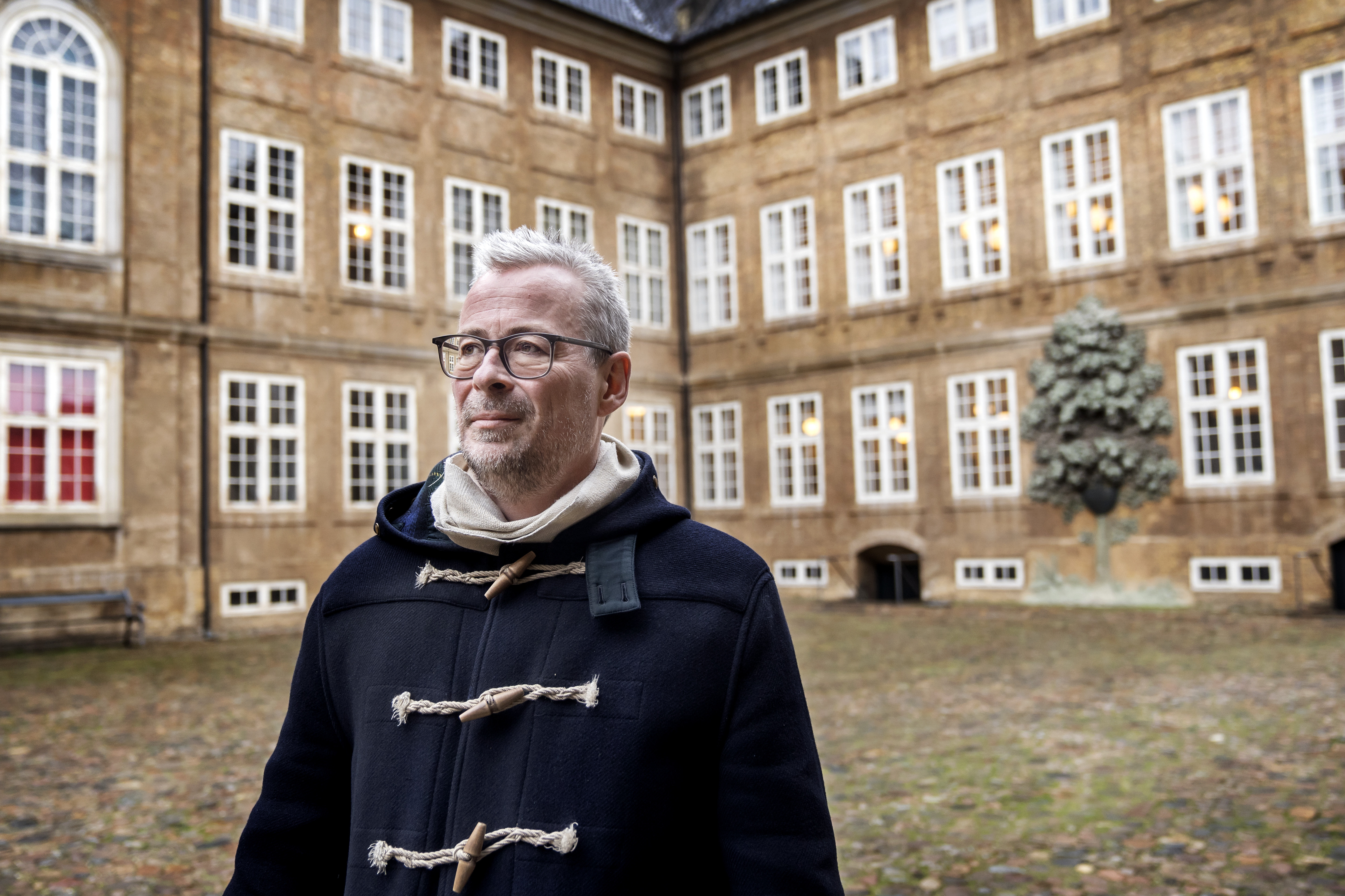 Rane Willerslev står ude foran Nationalmuseet 