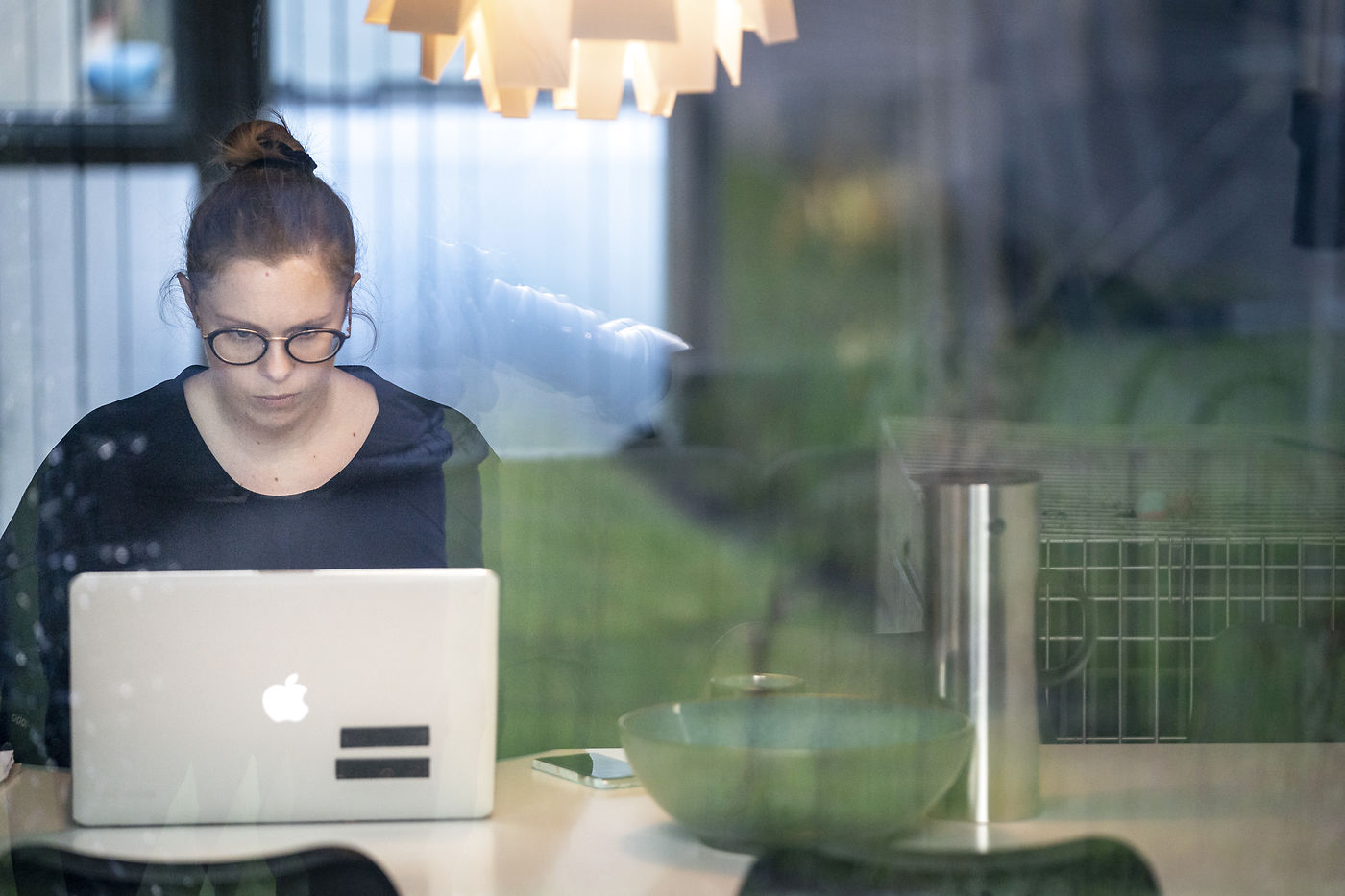 En kvinde arbejder hjemmefra.