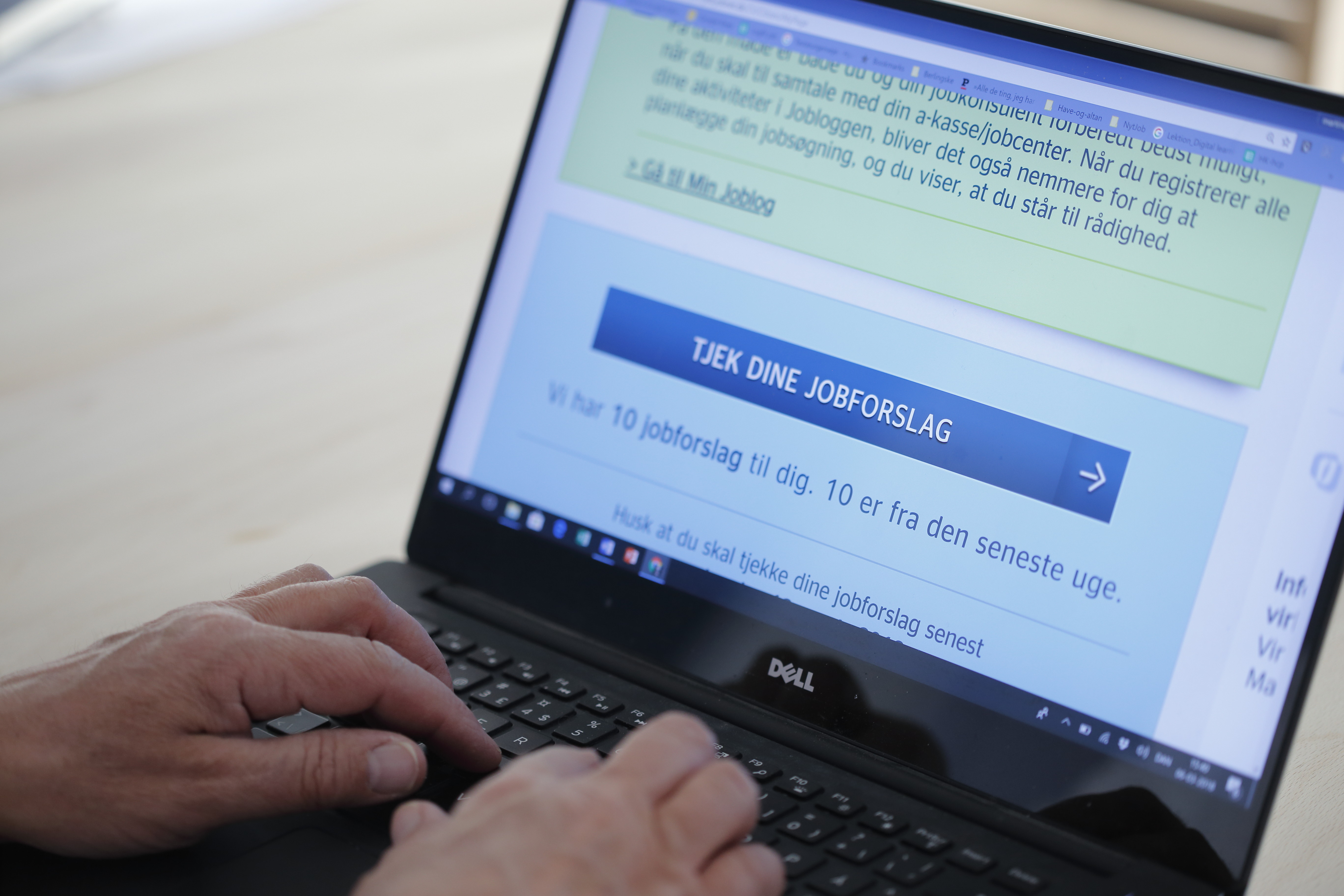 Mand tjekker jobforslag på computer