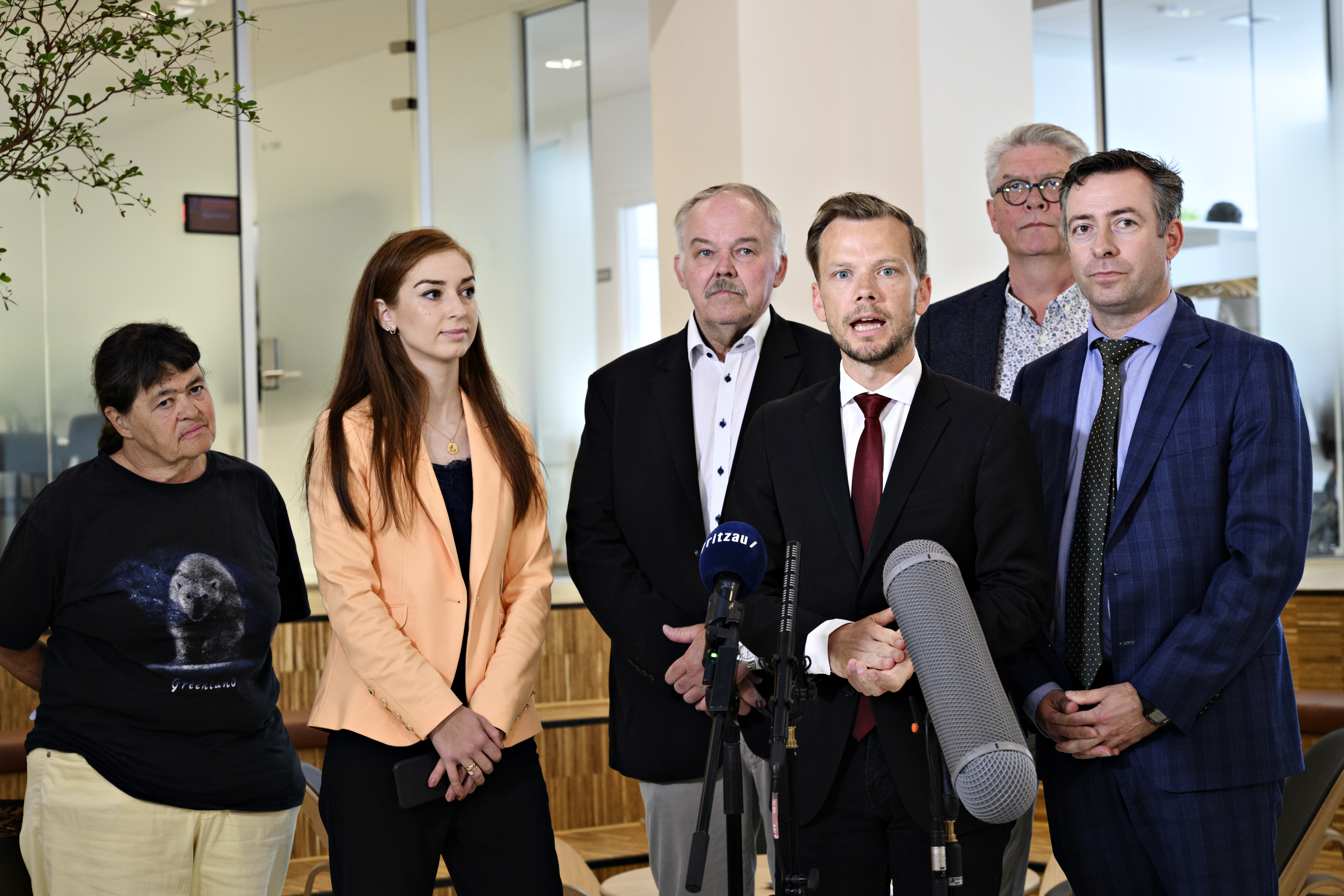 Foto af beskæftigelsesminister Peter Hummelgaard samt beskæftigelsesordførere