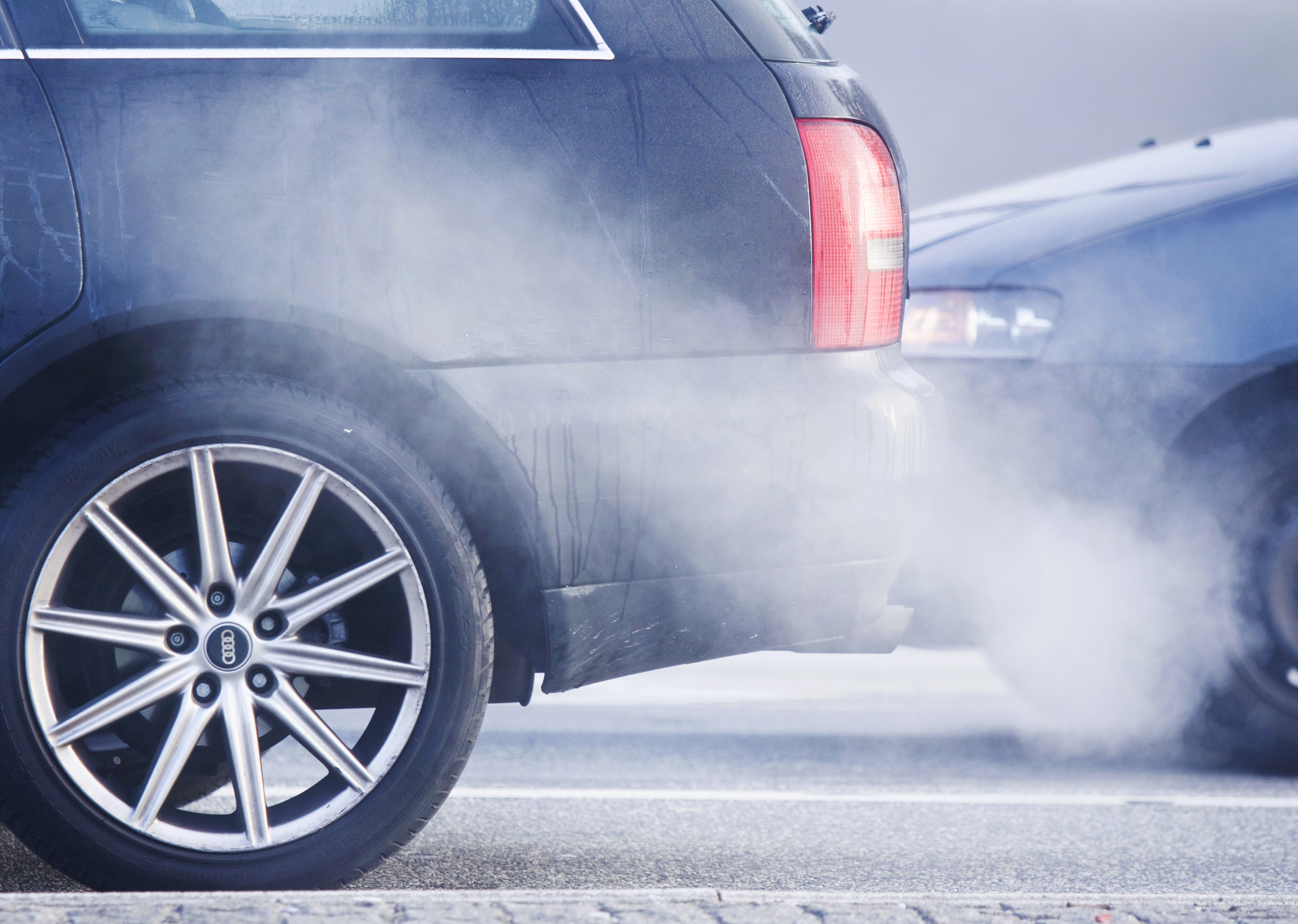 Foto af udstødning fra bil