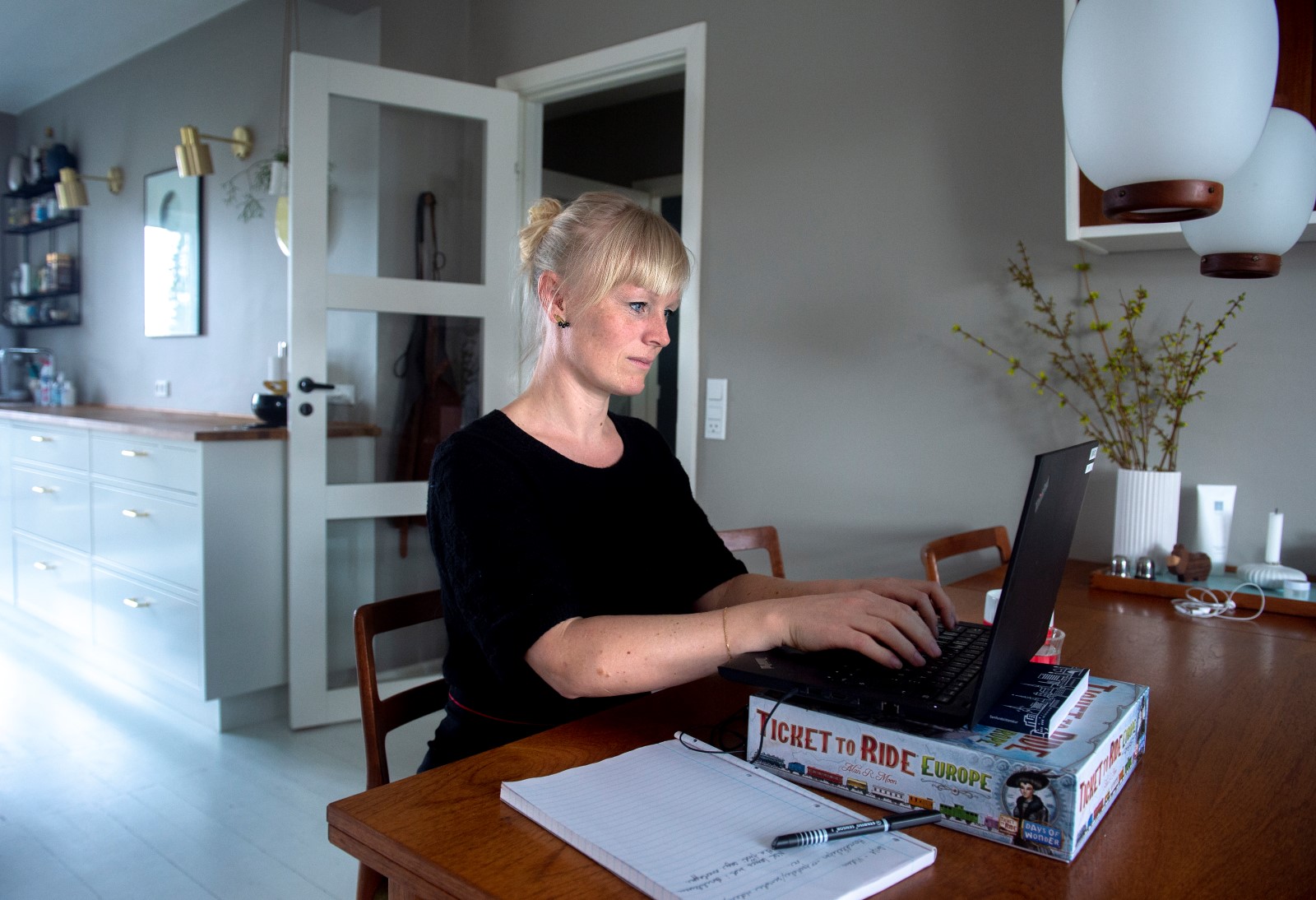 Line Herlev Meldgaard har fået ondt i nakken efter hjemmearbejde under corona