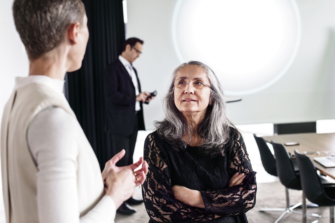 Kvinde taler med en anden kvinde.