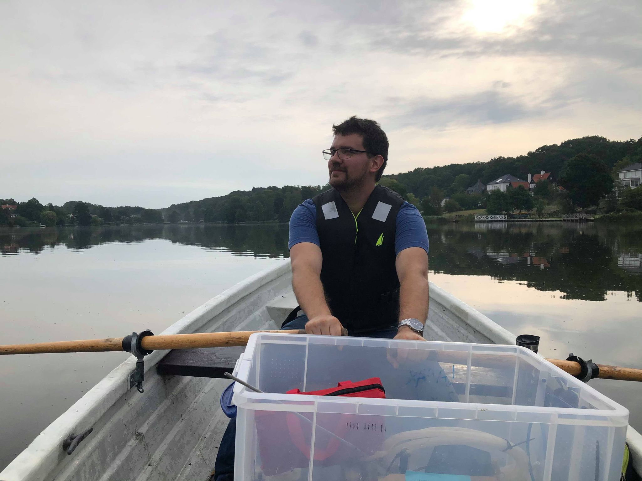 Karl Haxthausen, Ph.d.-studerende på DTU, tilser forsøg i båd 