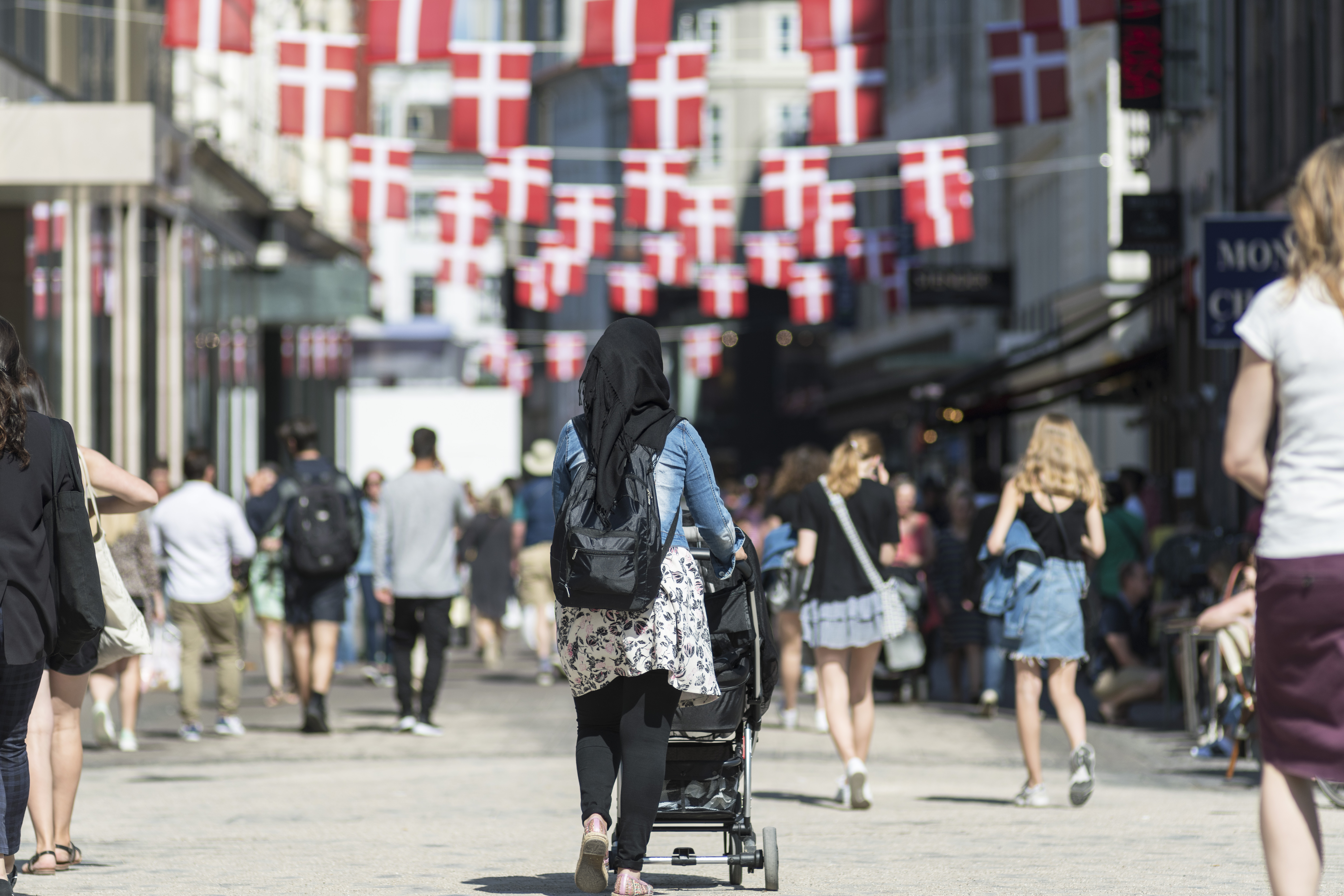 Foto af kvinde med tørklæde og dansk flag