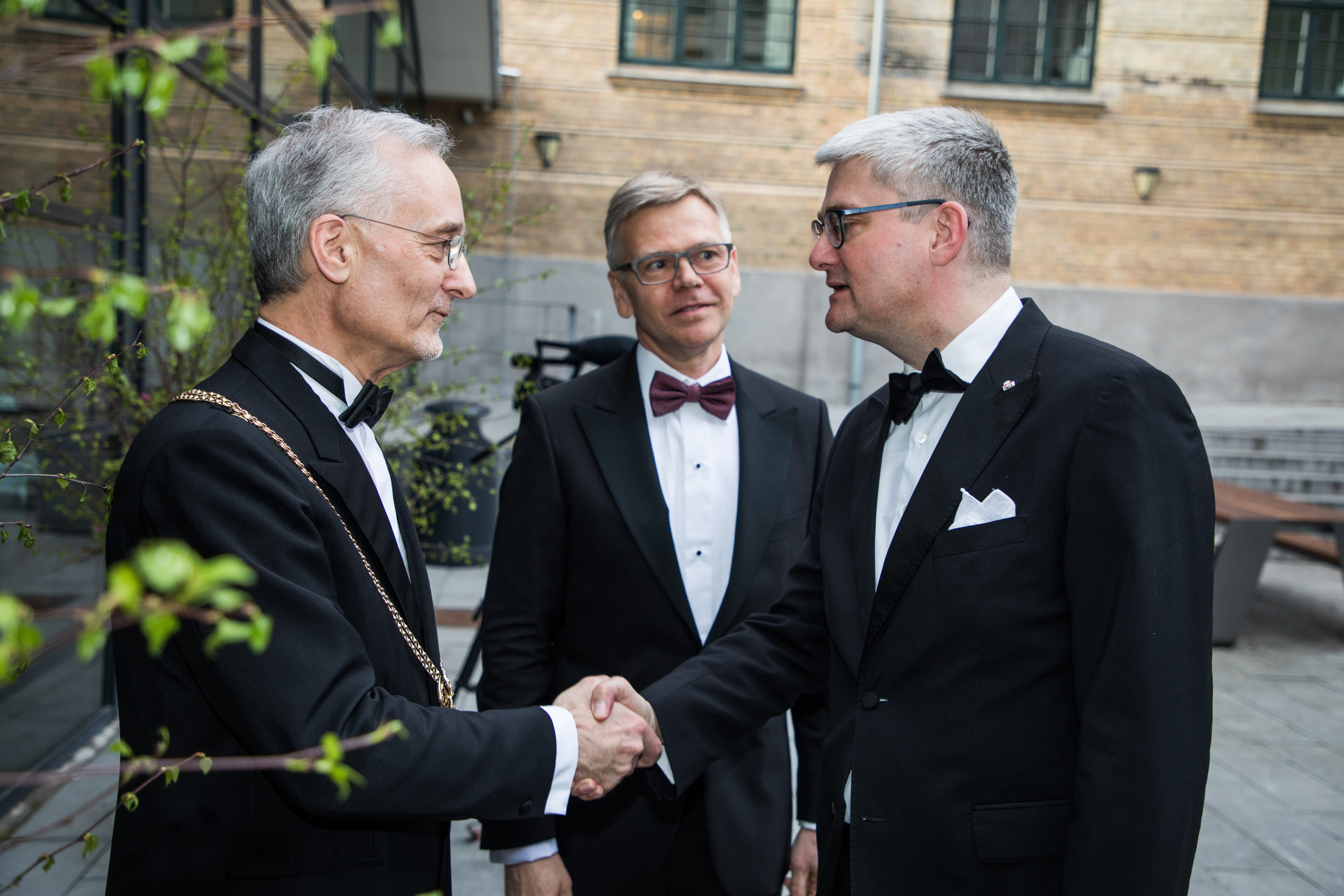 CBS kunne i 2017 fejre 100 års jubilæum med en stor gallamiddag, hvor daværende rektor Per Holten-Andersen (til venstre) og daværende bestyrelsesformand Karsten Dybvad (i midten) bød den nu forhenværende uddannelses- og forskningsminister Søren Pind (V) velkommen.