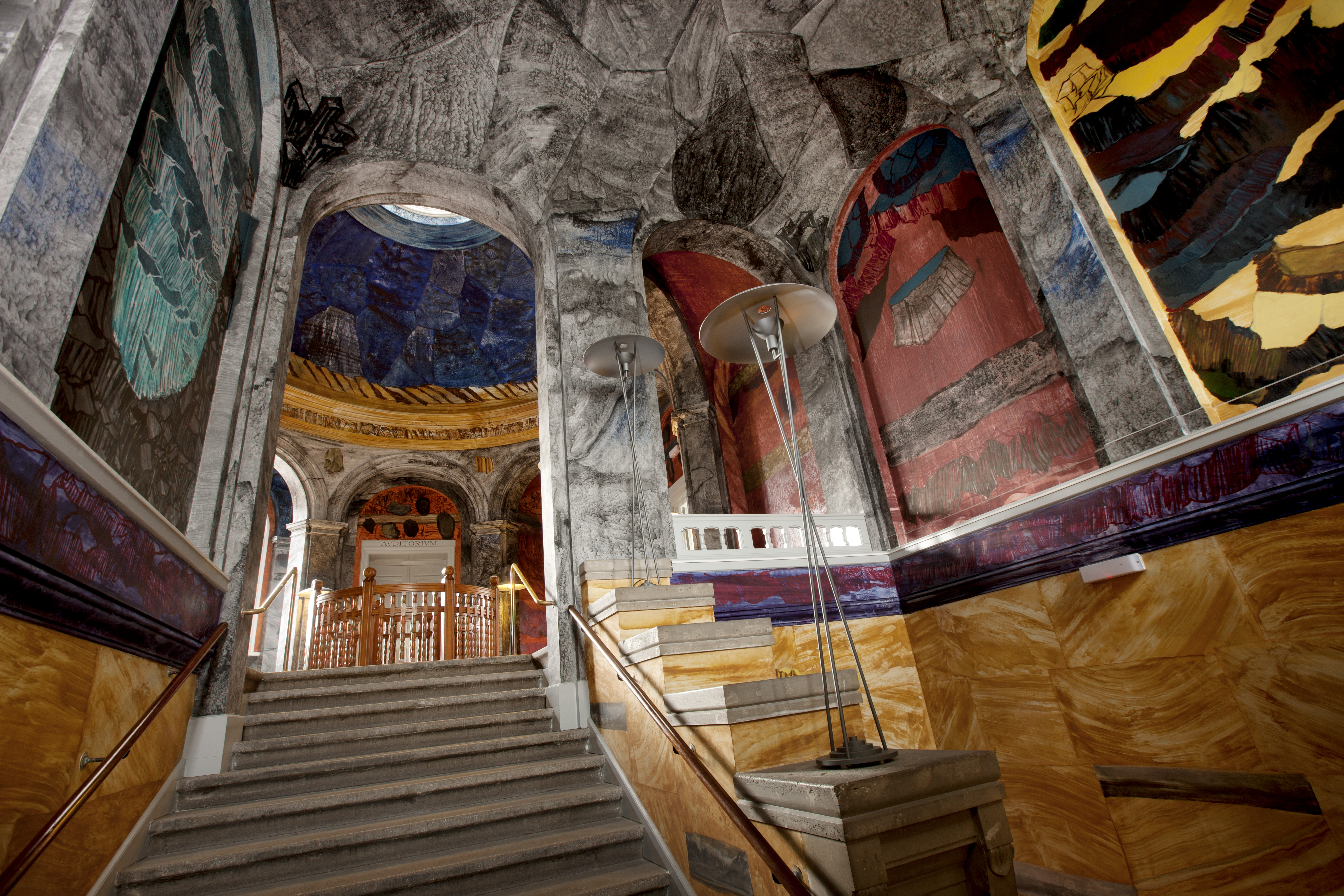 Øster Voldgade 5-7, der huser Geologisk Museum, er et af i alt fem af KU´s lejemål, som har været udskilt til særskilt prøvelse i forbindelse med statslig voldgift, som har afgjort, at Bygningsstyrelsen ikke har taget for meget i husleje af KU. Kunstneren Per Kirkeby har udsmykket rotunden på museet. 
