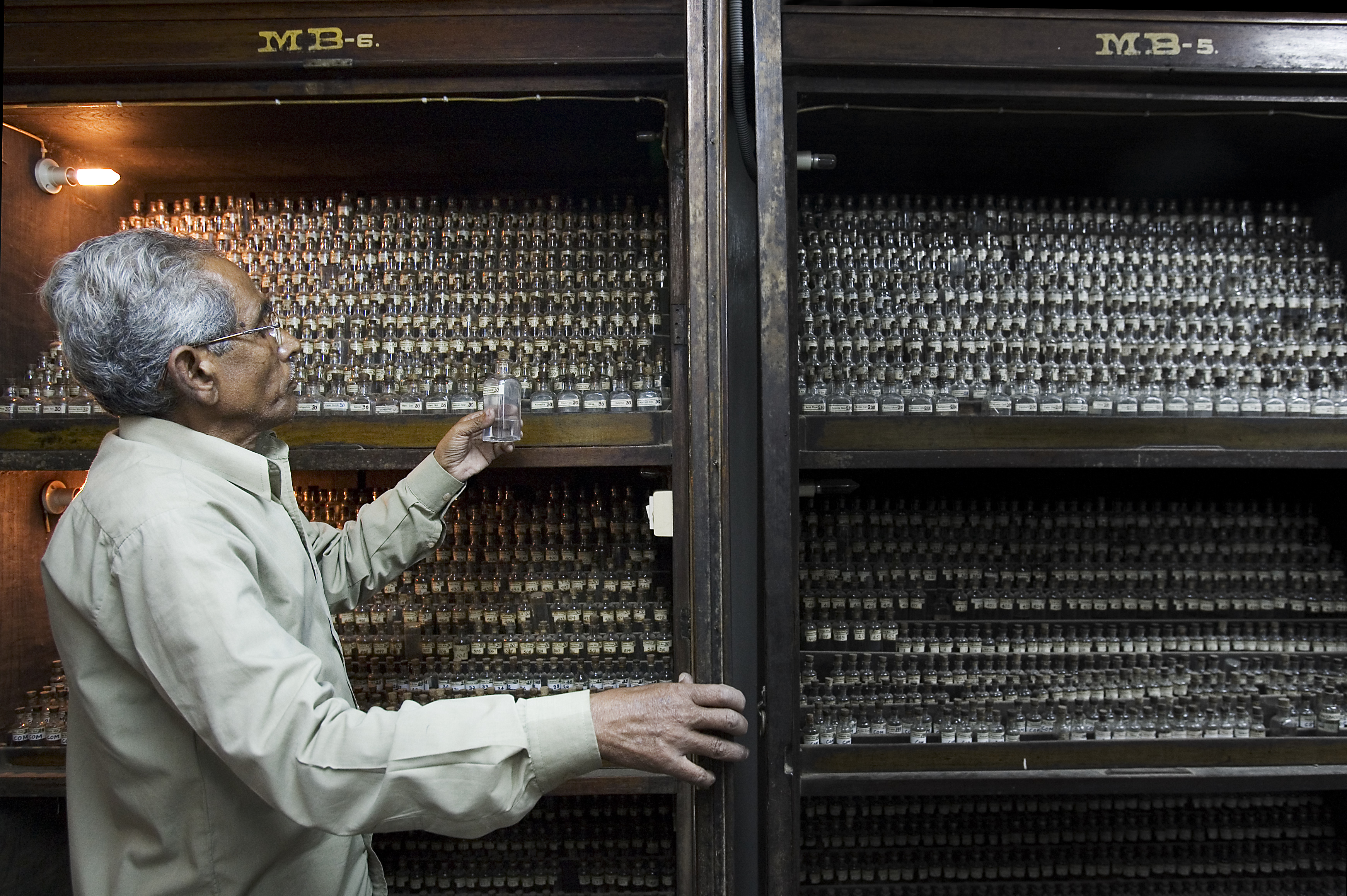 Homøopatisk medicin i et apotek i Varanasi, Indien.