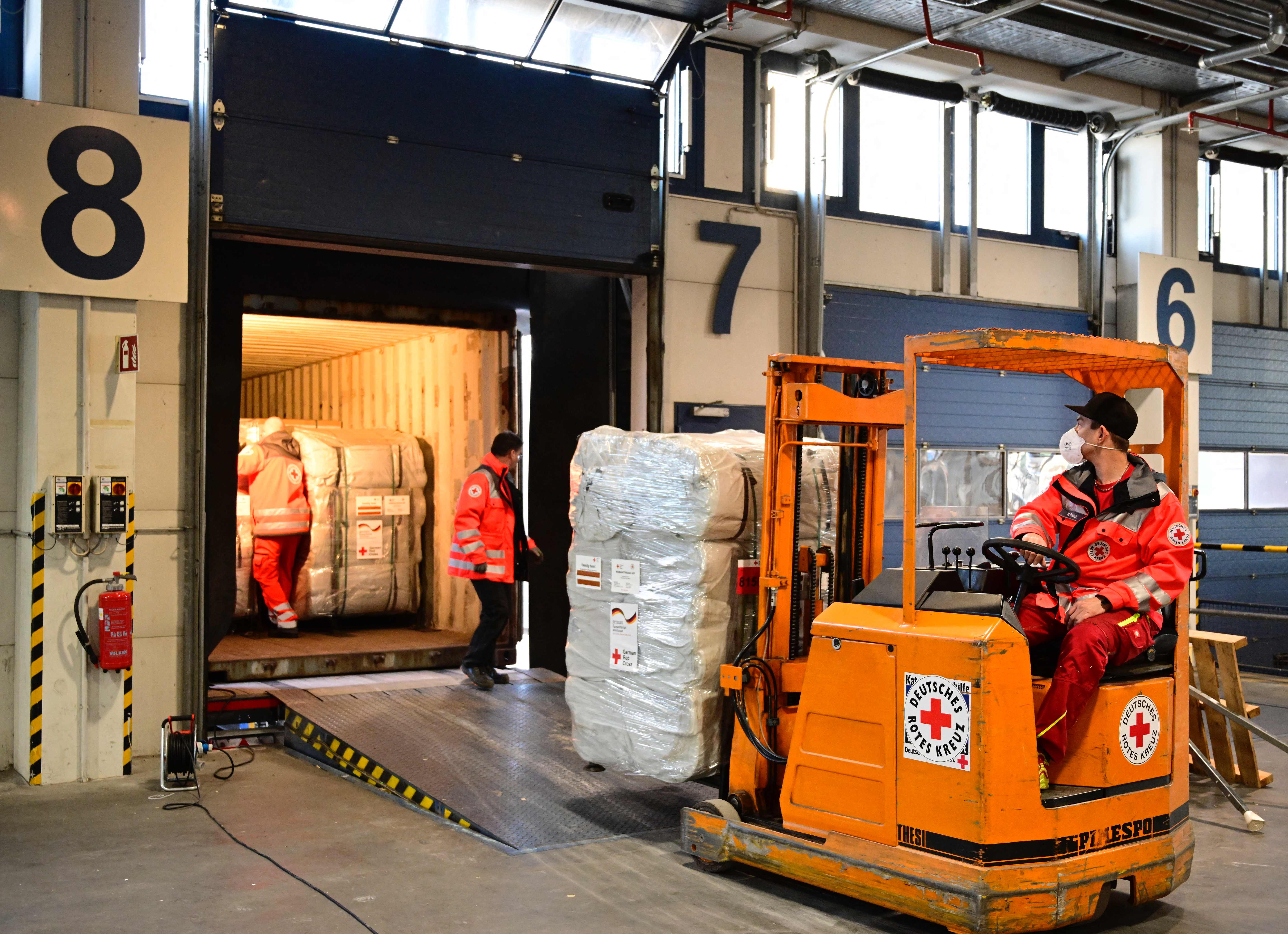 Røde Kors forsyninger i Tyskland på vej til den ukrainske grænse i Polen