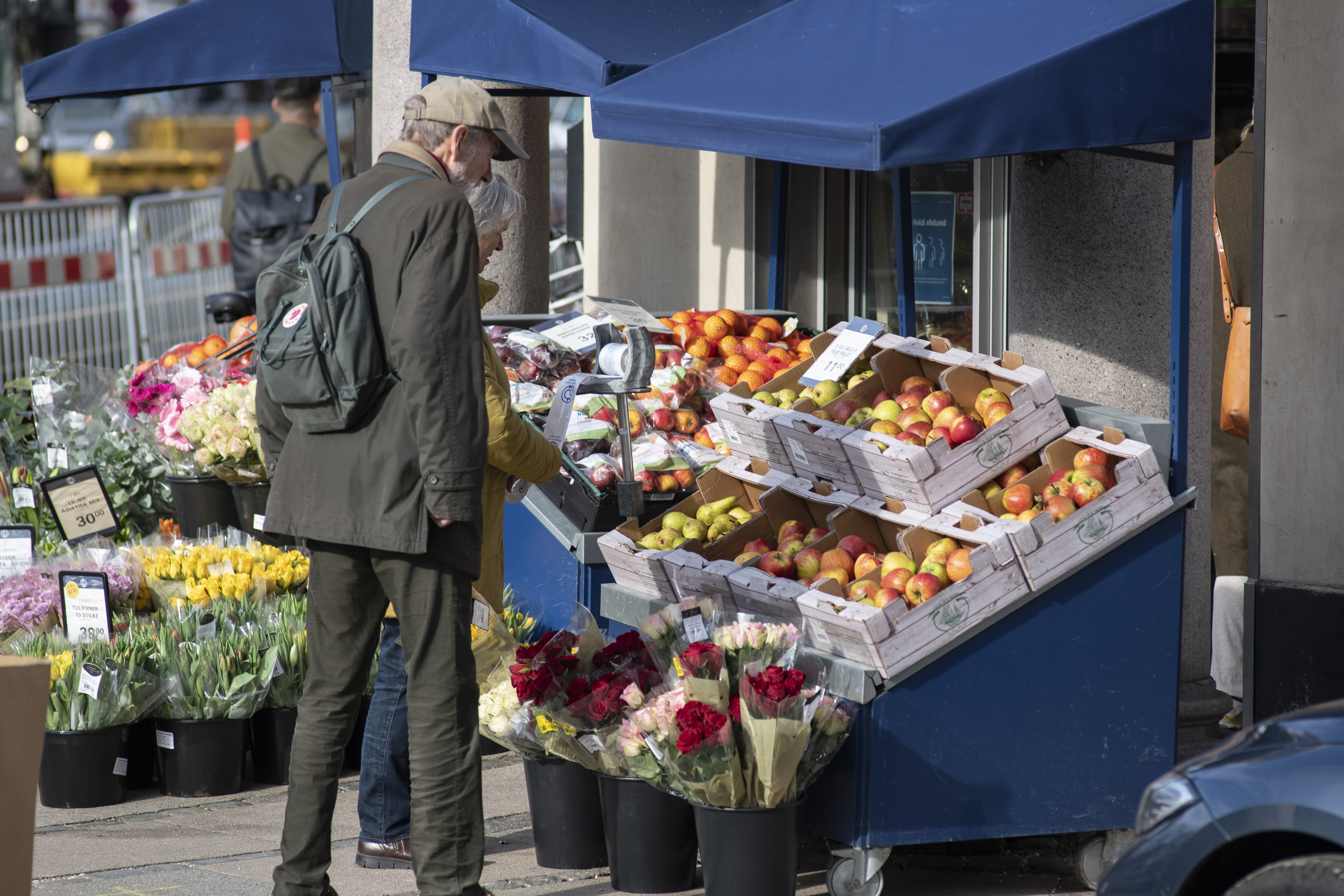 ældre par køber ind