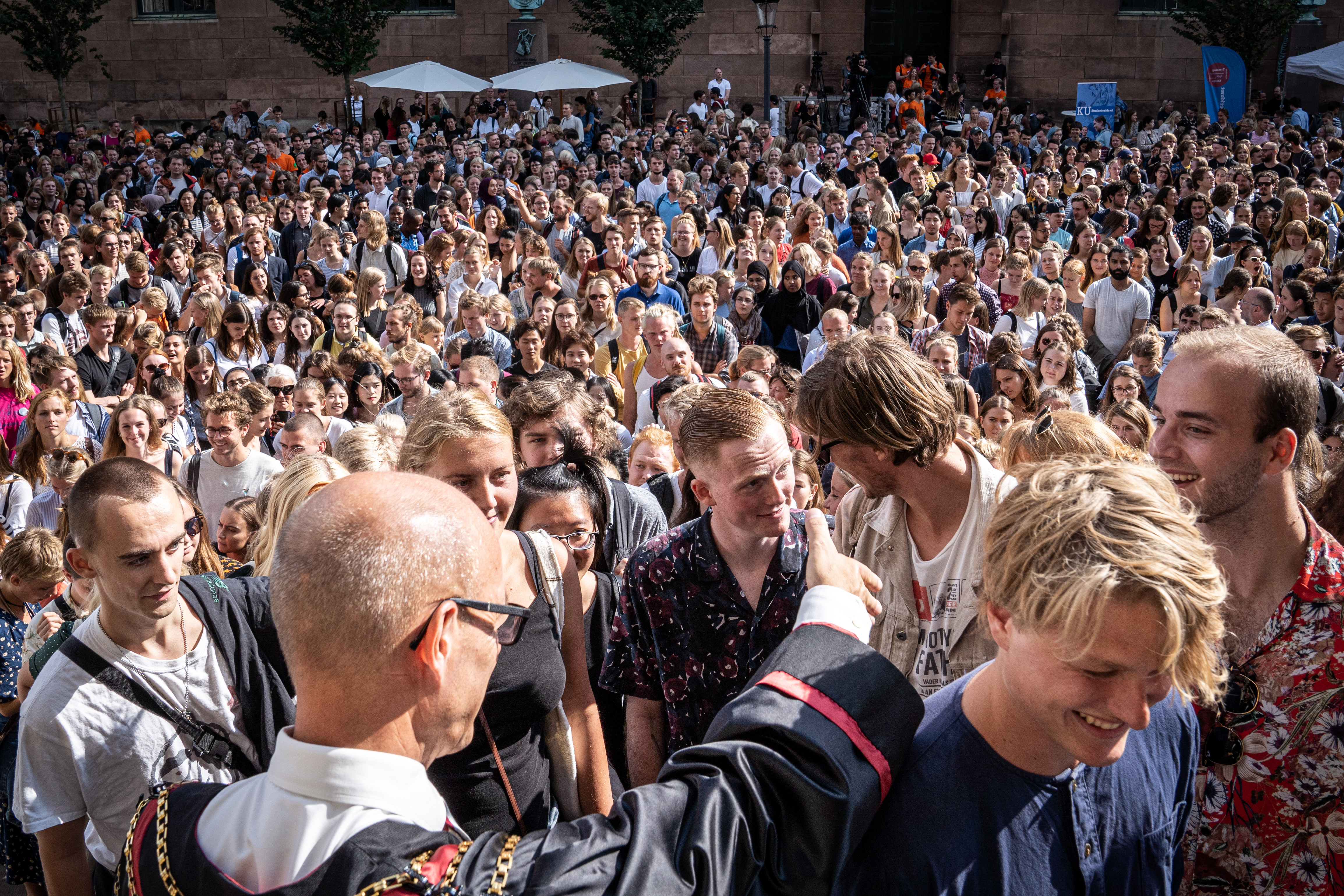 Rektor Henrik C. Wegener og prorektor Bente Merete Stallknecht giver håndtryk til alle de nye studerende til immatrikulation på Københavns Universitet på Frue Plads i København, fredag den 30. august 2019.