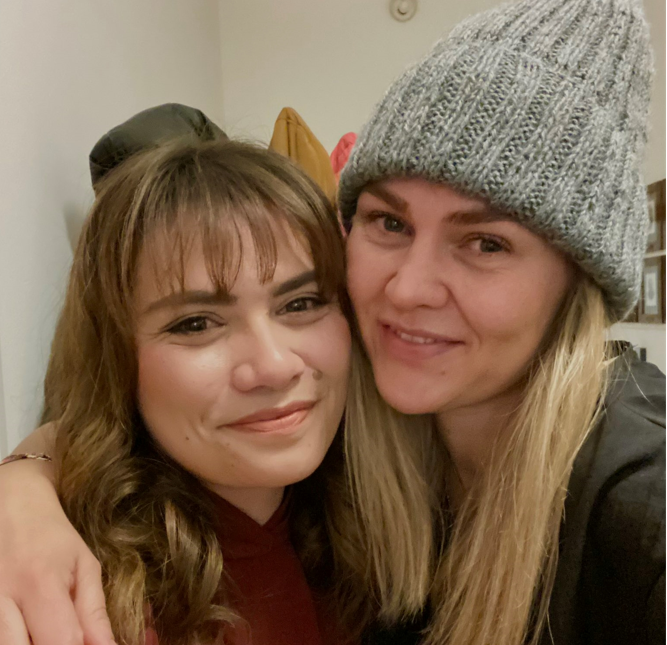 Det hele endte godt på Frederiksberg, da Sabrina Christiansen (Enhedslisten) strikkede en hue til Laura Lindahl (Konservative). 