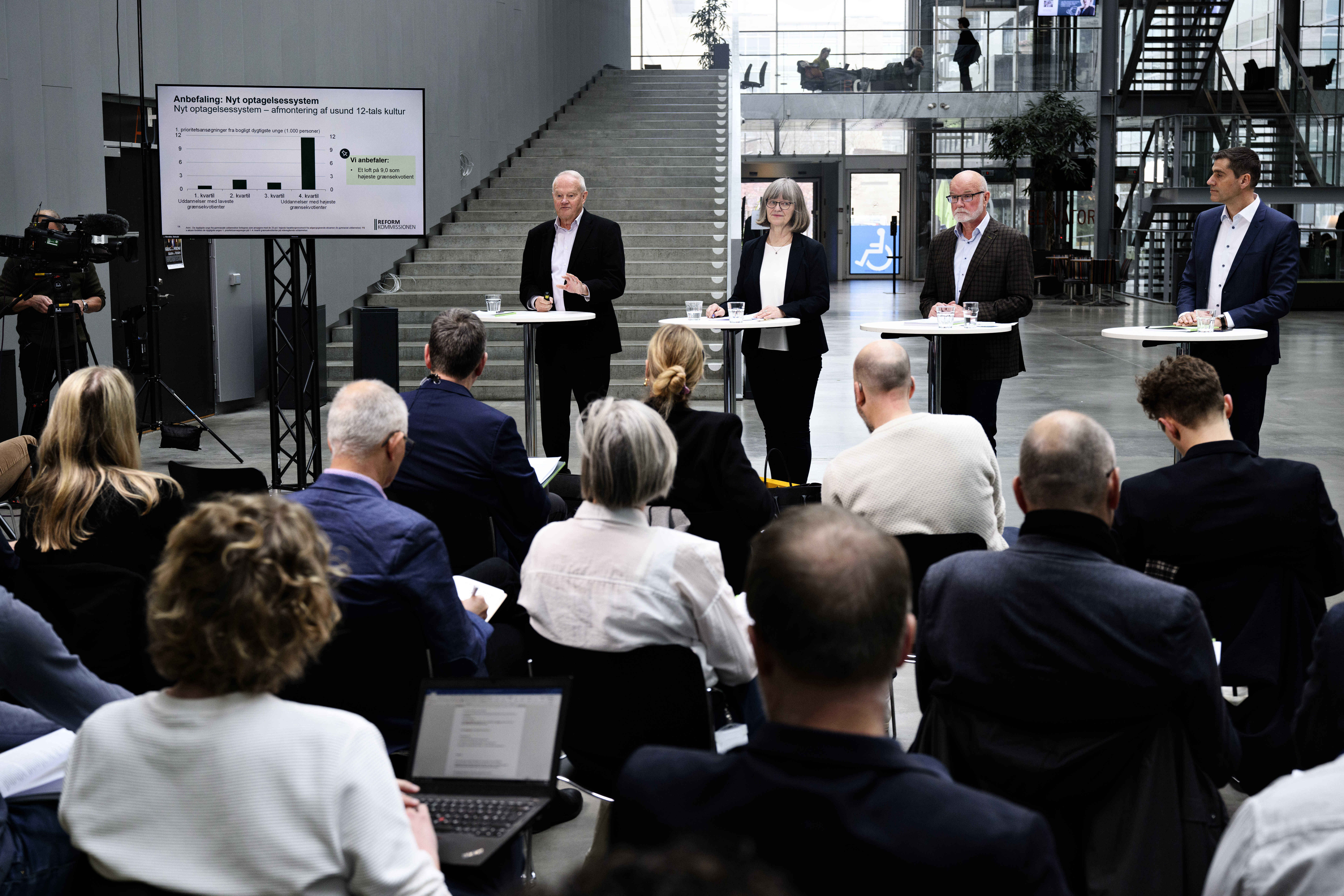 reformkommisionen fremlægger deres anbefalinger 