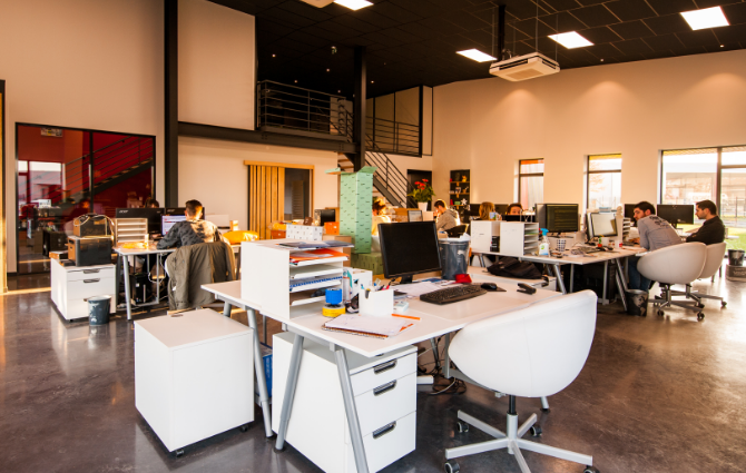 kontor med arbejdende mennesker 