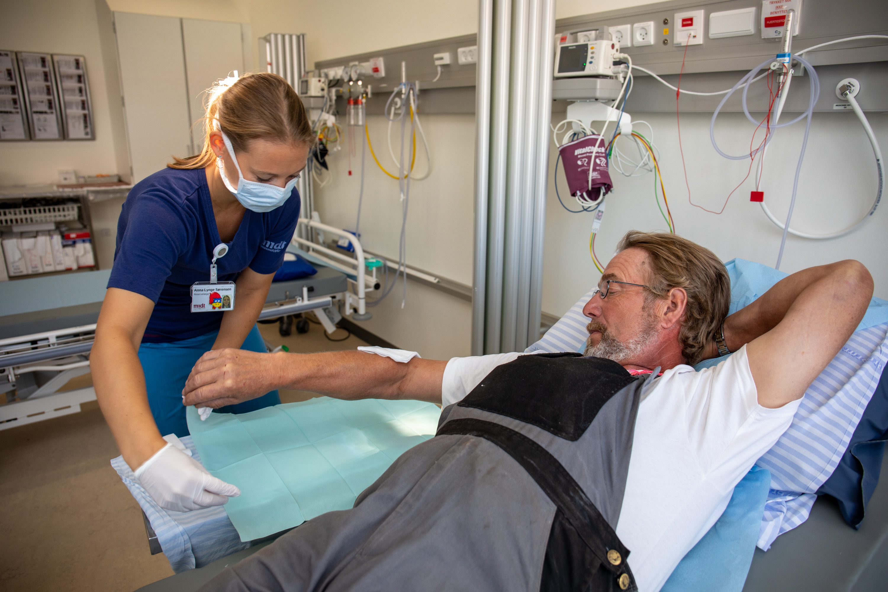 Skadestude med sygeplejerske og patient 