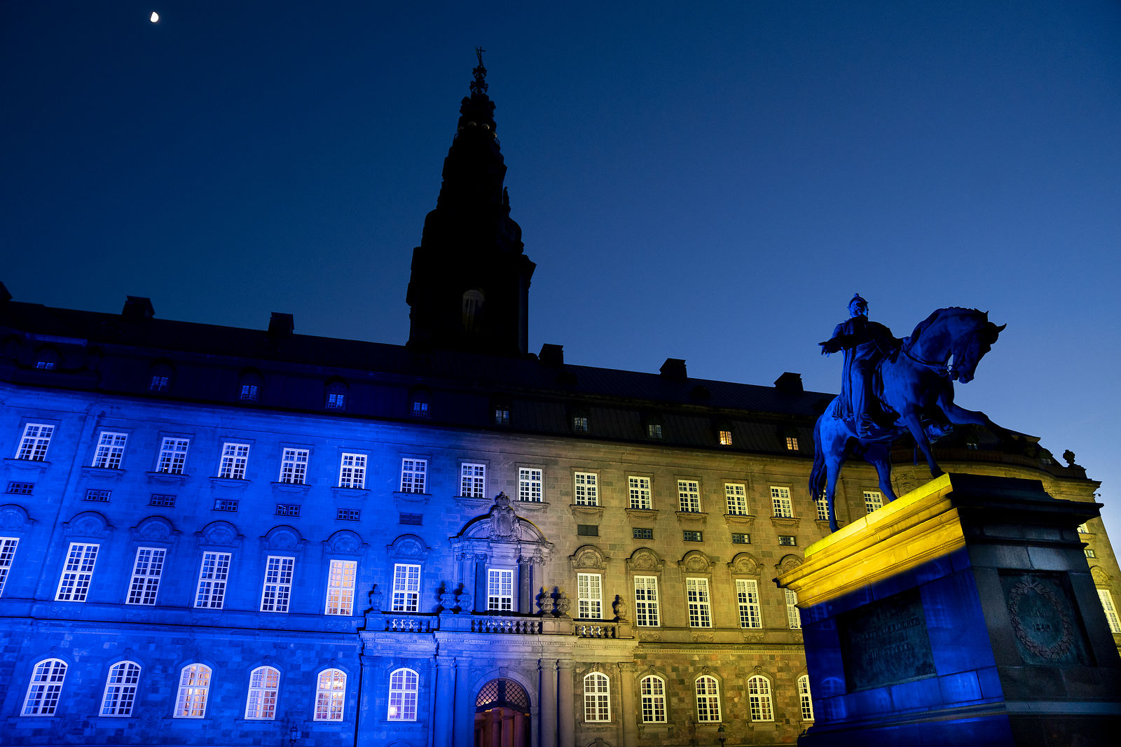 Christiansborg klædt i Ukraines farver på Europa-dagen 