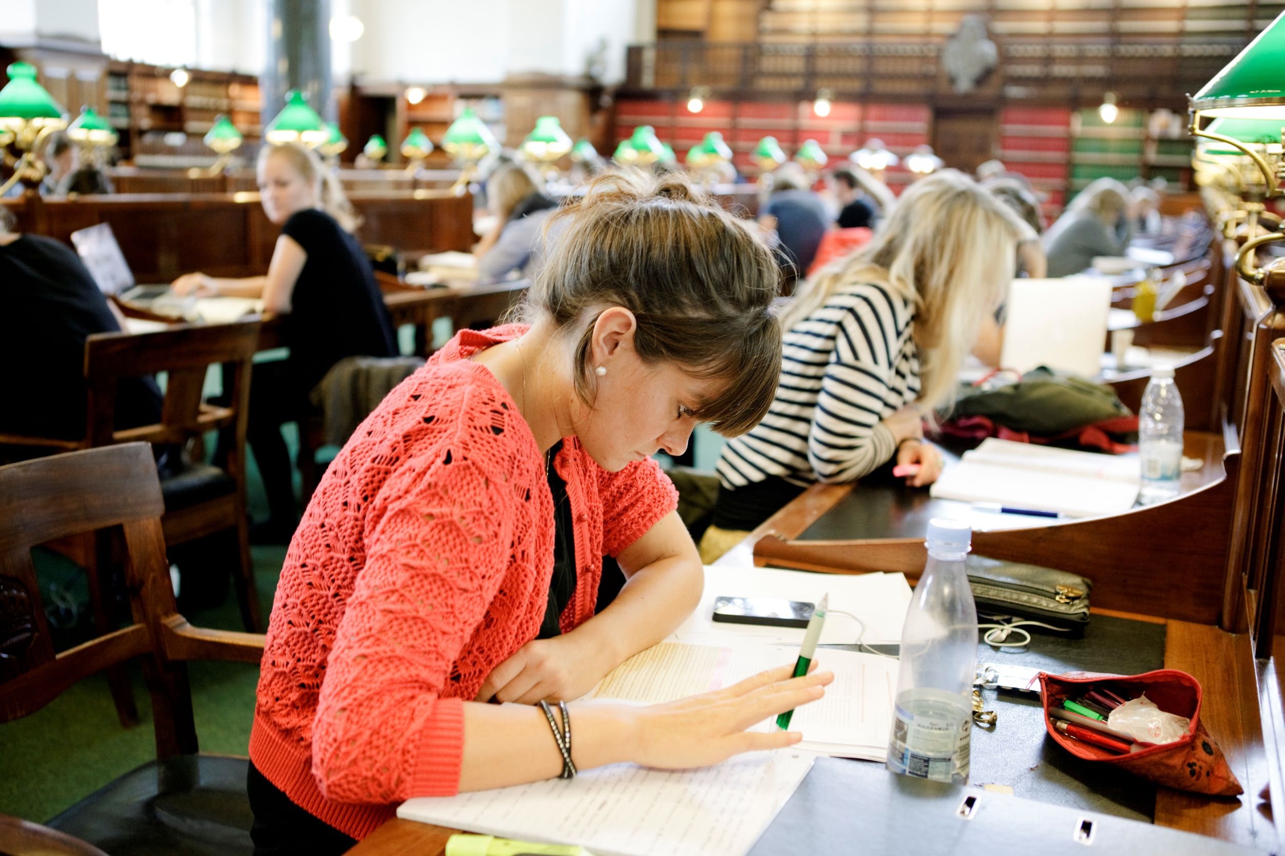 Studerende læser i læsesal