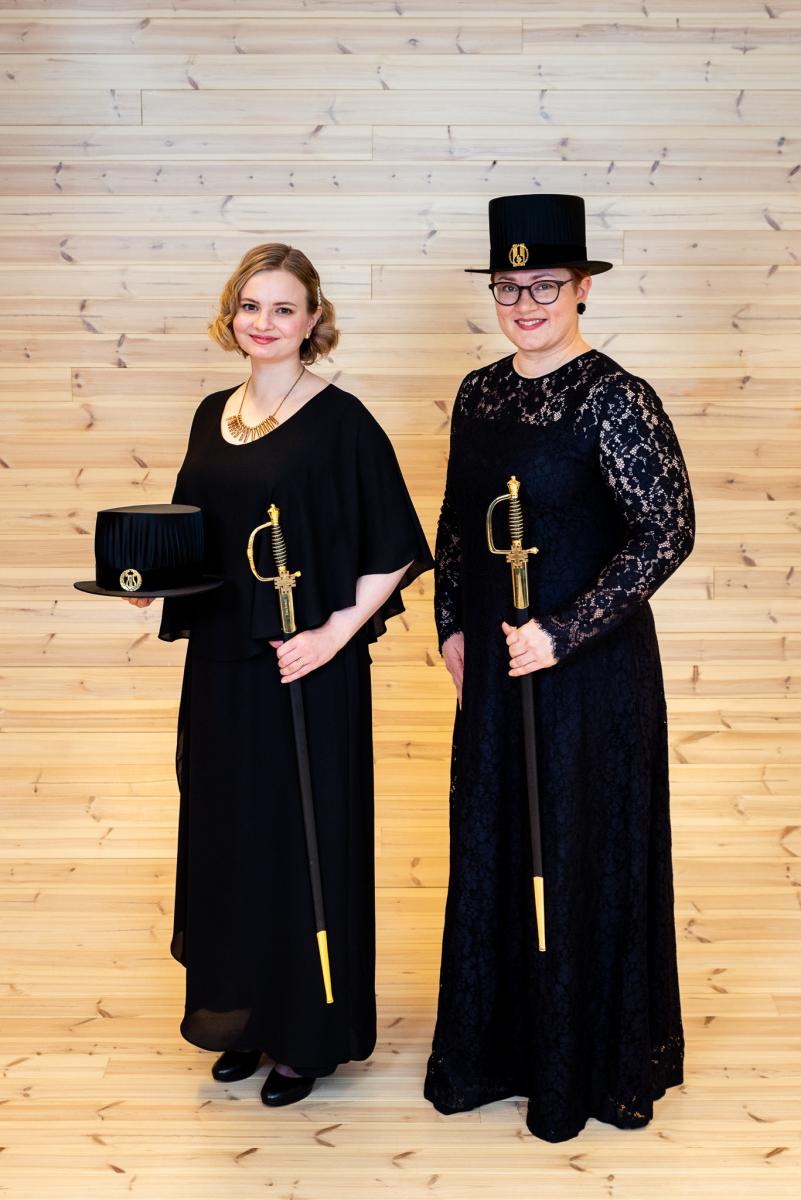 En ph.d. og en æresdoktor ved universitetet i Oulu, klar til promootio med hat og sværd.