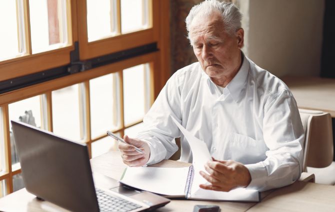 Pensionist kigger i papirer
