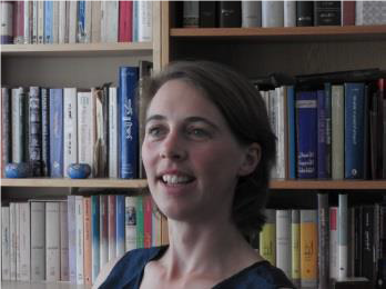 Christine Crone med bøger i baggrunden