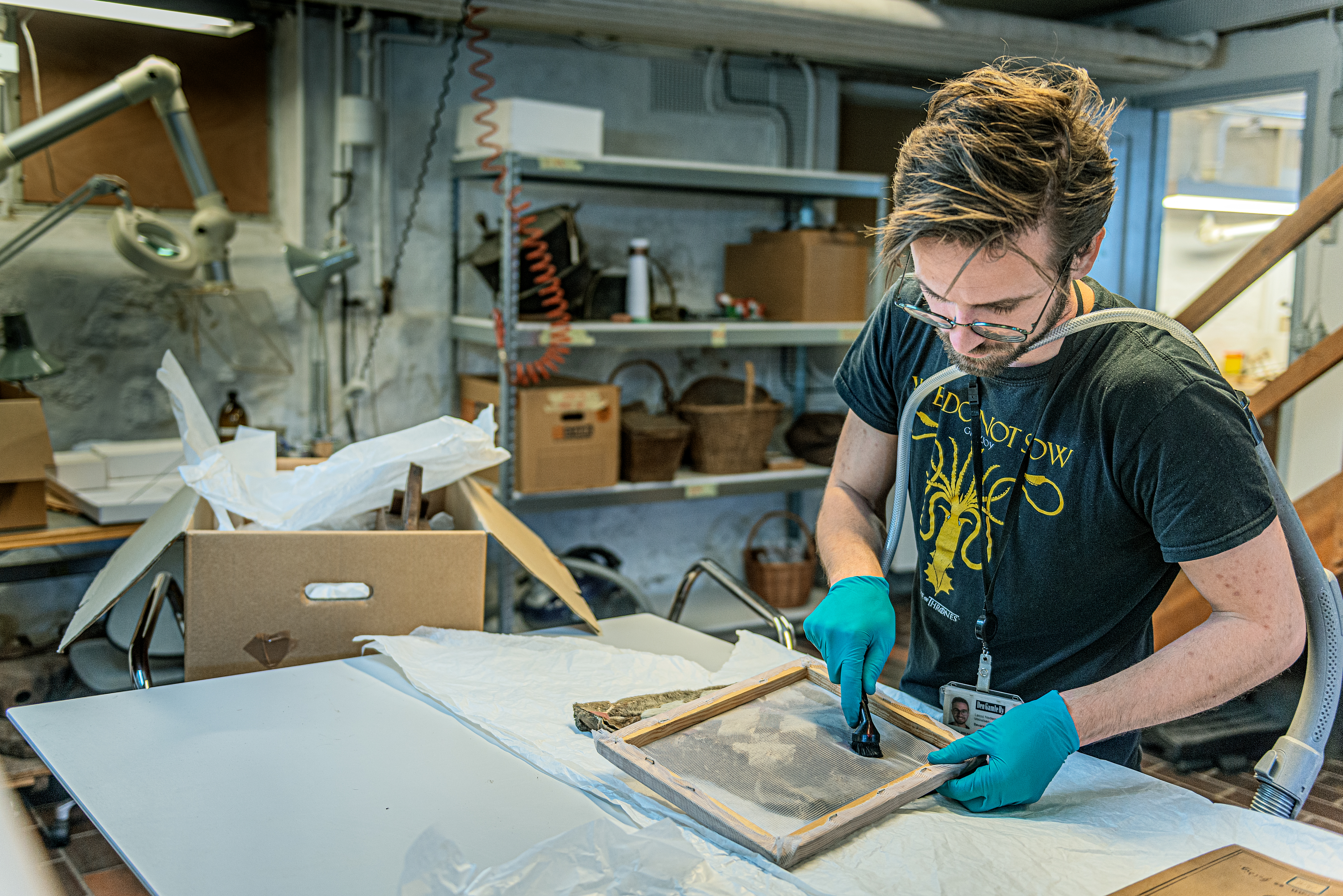 Lasse Nedergaard Mikkelsen er konservator i Den Gamle B, her i gang med konservering af pude