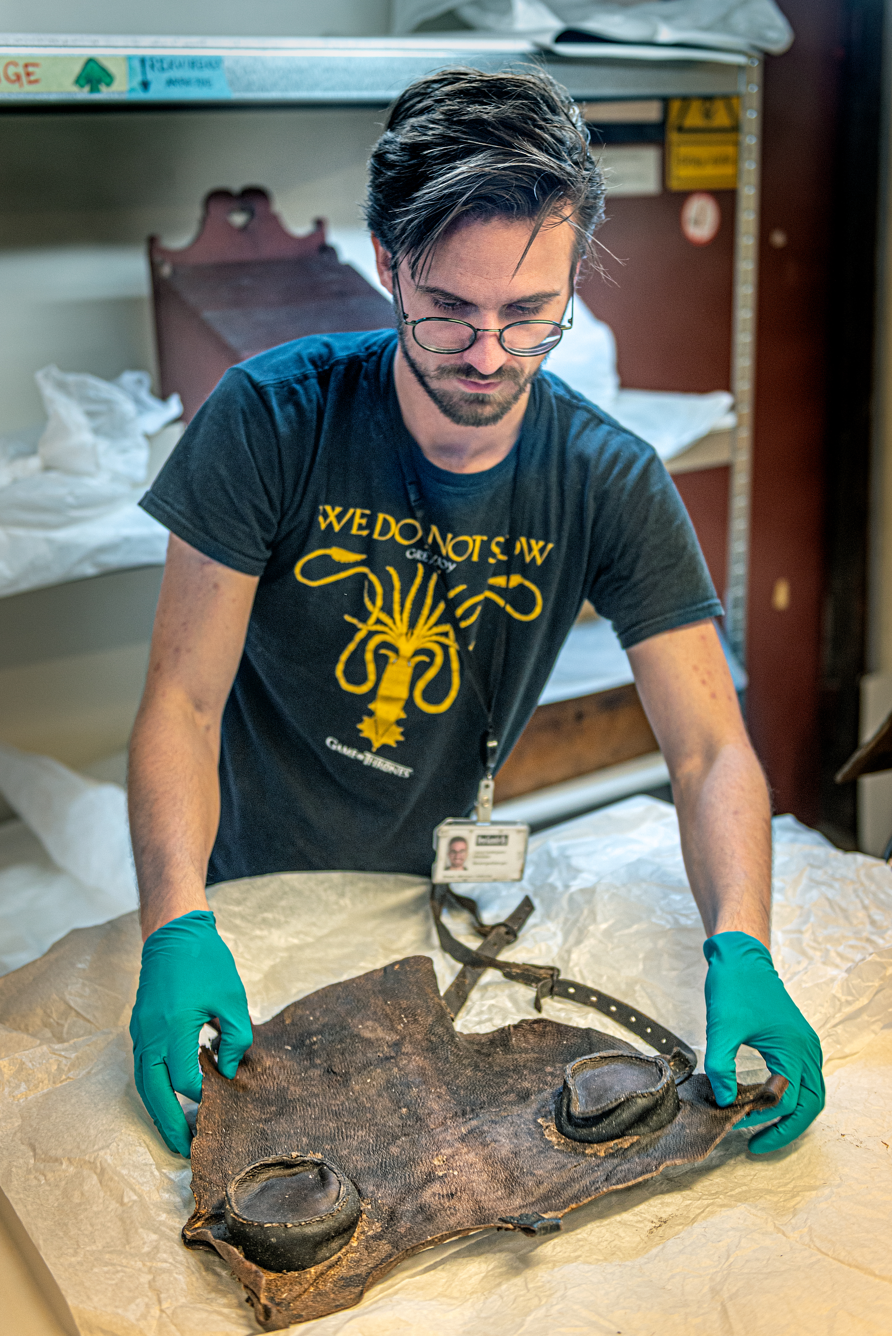Lasse Nedergaard Mikkelsen er konservator i Den Gamle B, her i gang med konservering af tyremaske