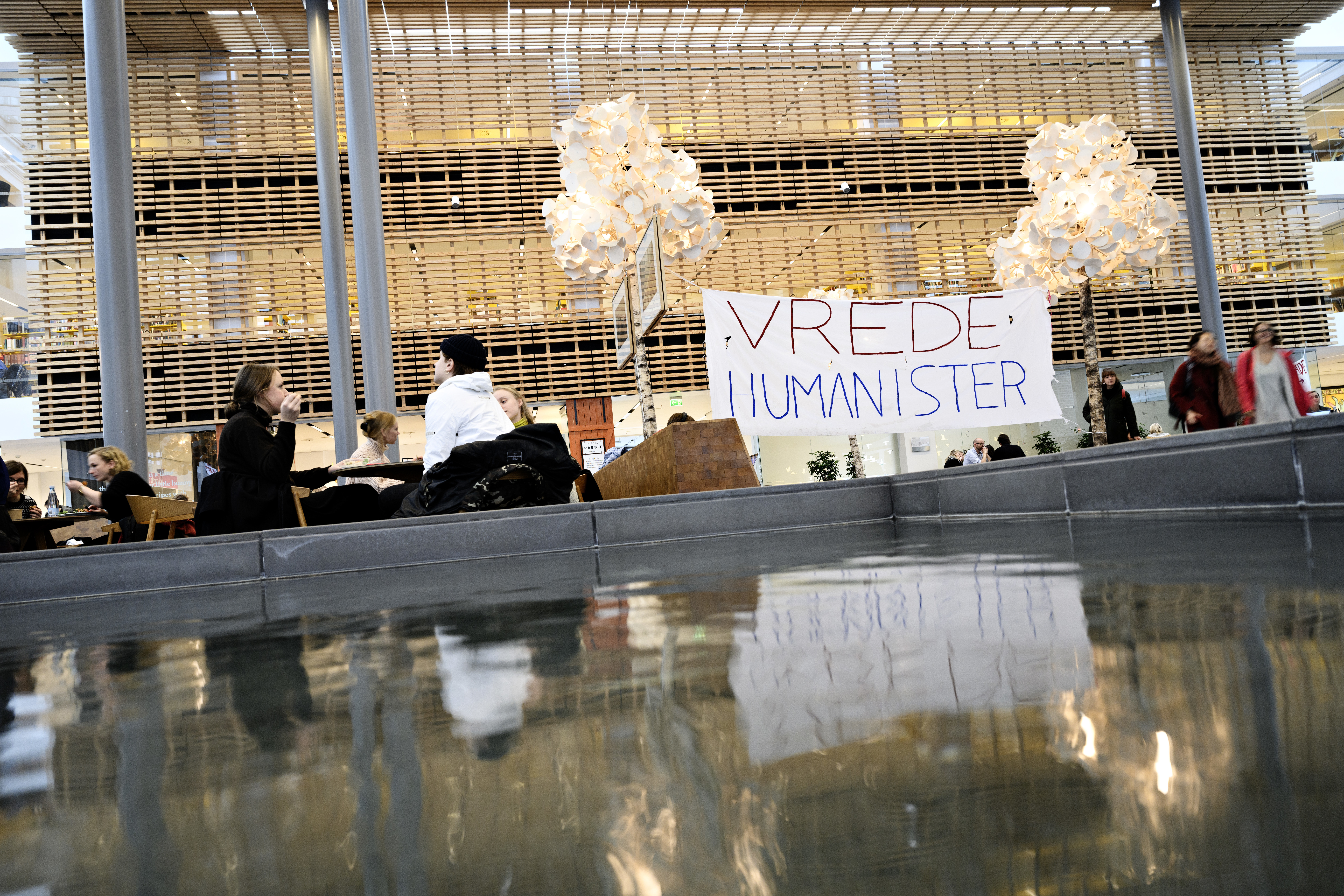 Studerende fra humaniora på Københavns Universitets Søndre Campus på Amager blokerede i 2019   ledelseskontoret og en administrationsgang på fakultetet i protest mod en målplan, som bl.a. vil betyde sammenlægning af mindre fag.