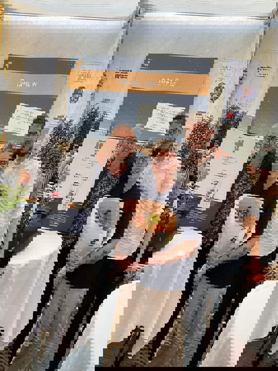 Foto af Akademikerbladets redaktør sammen med illustrator og kilde til artiklen, der vandt Bording-prisen