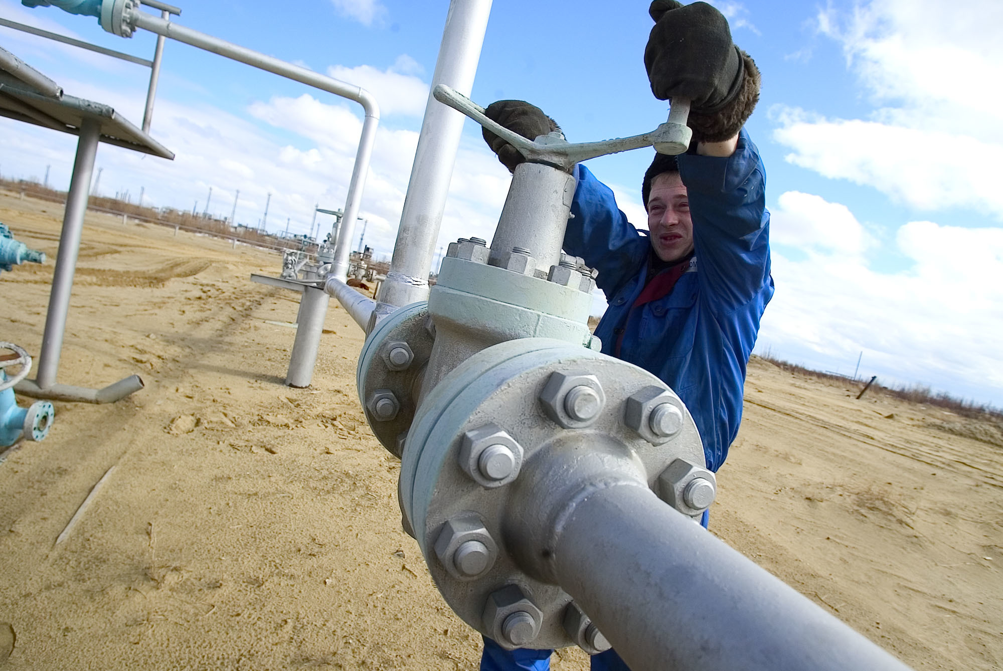 En arbejder fra det statslige selskab Gazprom tjekker gasrørledningen i nærheden af Urengoy i Rusland.