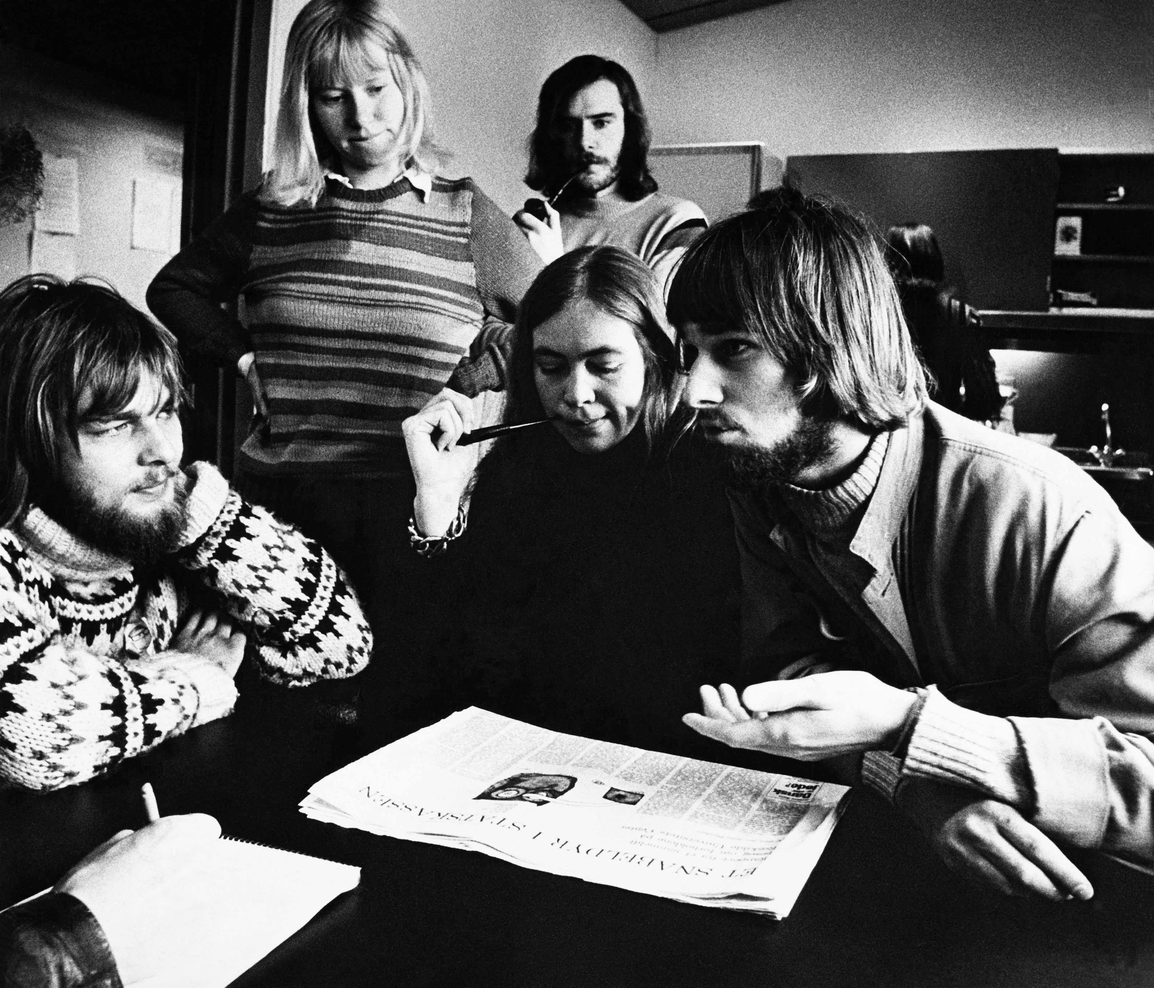 RUC studerende i 1973 diskuterer avisartiklen ’Et snabeldyr i Statskassen’, hvor KU-studerende Jette Panduro efter et besøg på RUC beretter, at studerende intet bestiller, lærerne er konstant til møde og en masse kostbart udstyr står ubrugt hen.