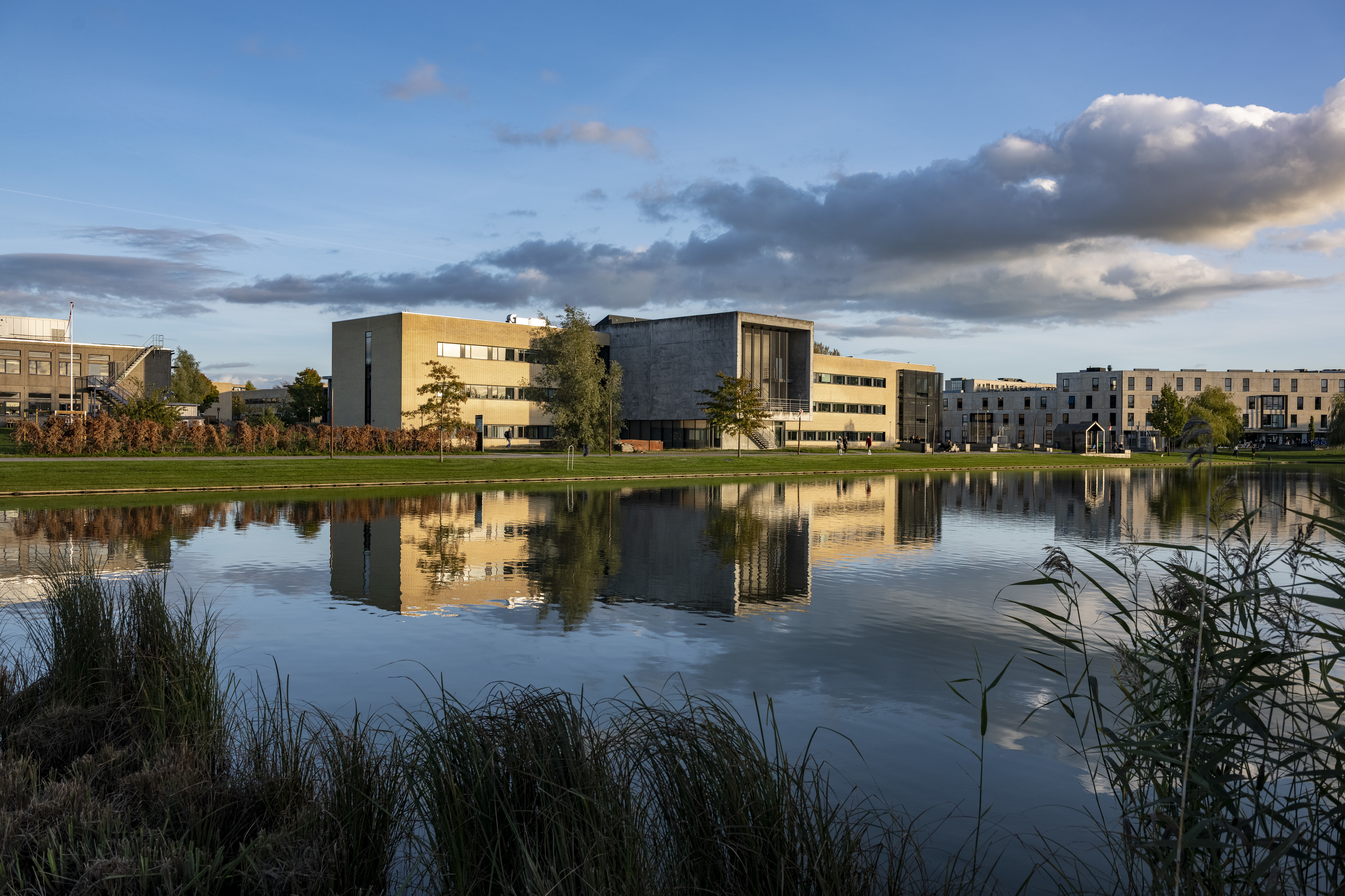 Roskilde Universitet ved Trekroner og Trekroner sø.