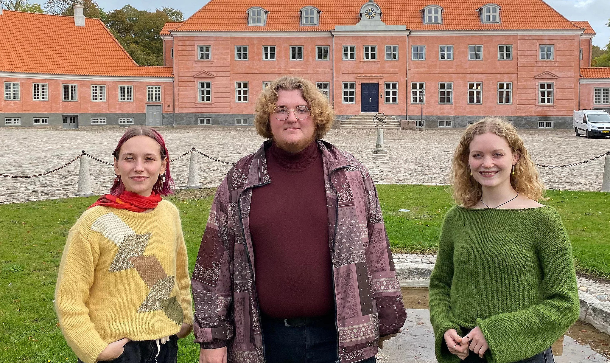 da Tingleff Jespersen, Eskild Øhrberg og Amalie Würtz Vestergaard foran Moesgaard Campus AU