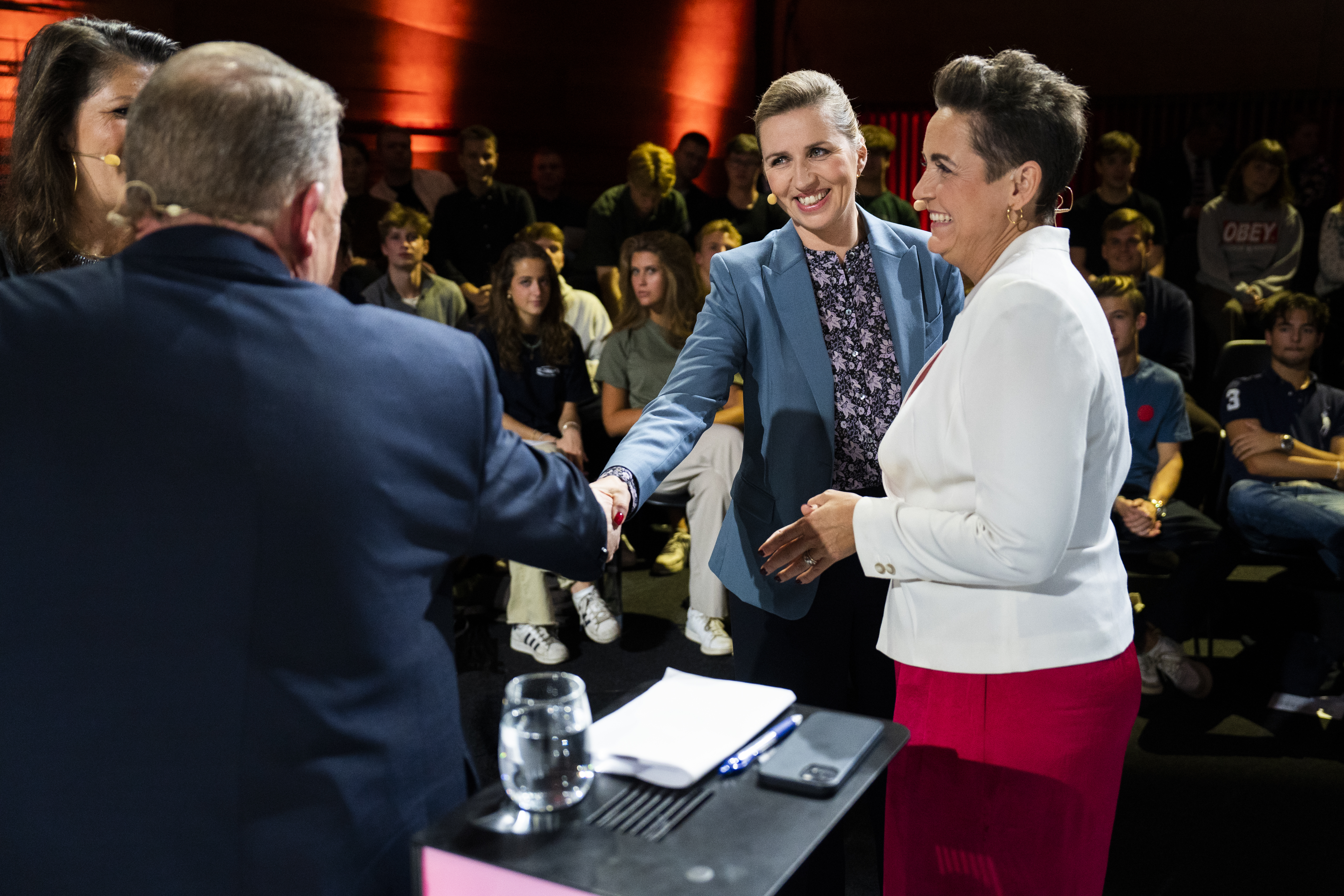 Partiledere hilser på hinanden til partilederdebat i DR