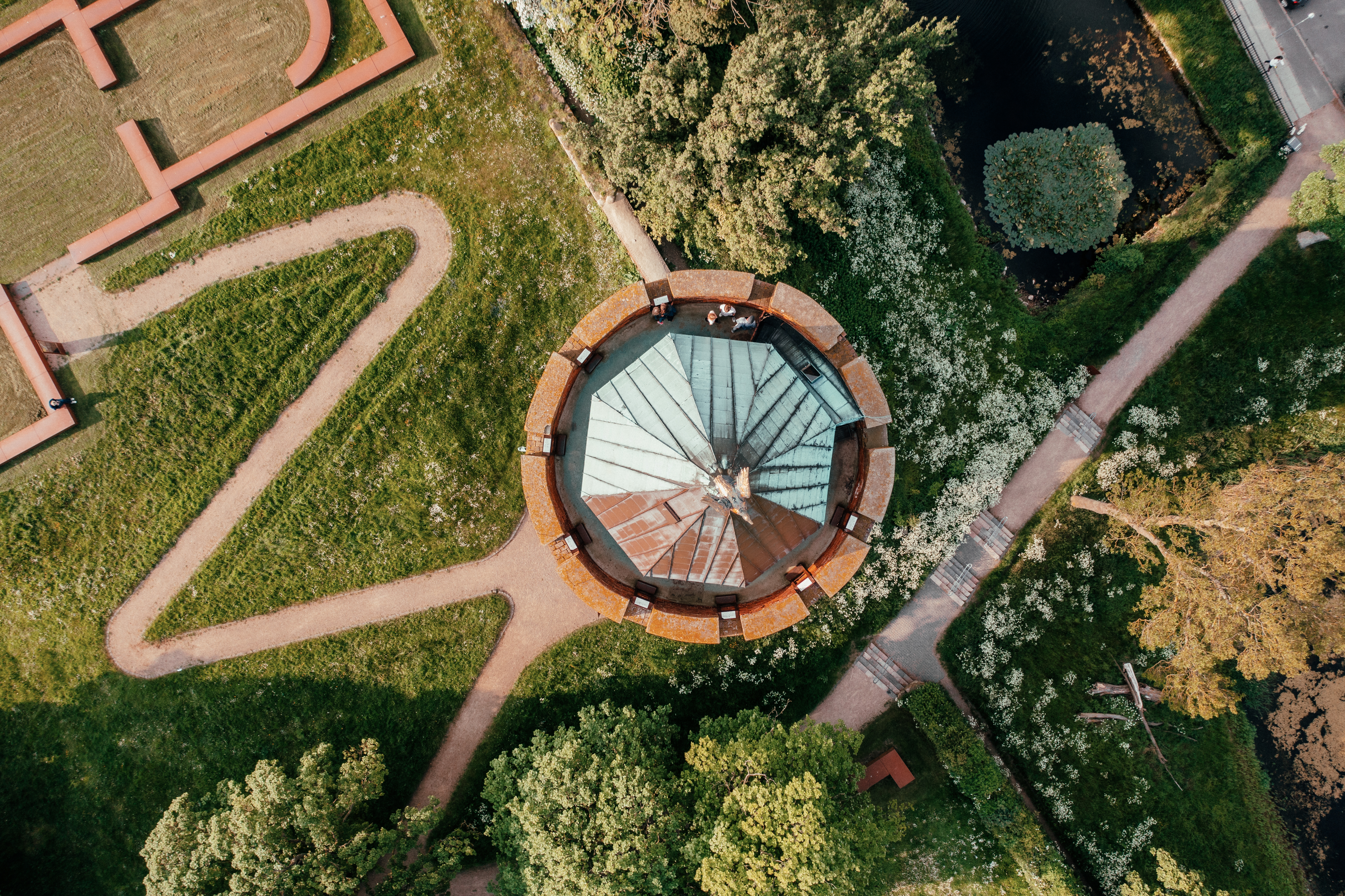Danmarks Borgcenter består af det gamle Vordingborg Slot, der blev grundlagt i 1160 af Valdemar den Store og det 36 meter høje Gåsetårn.