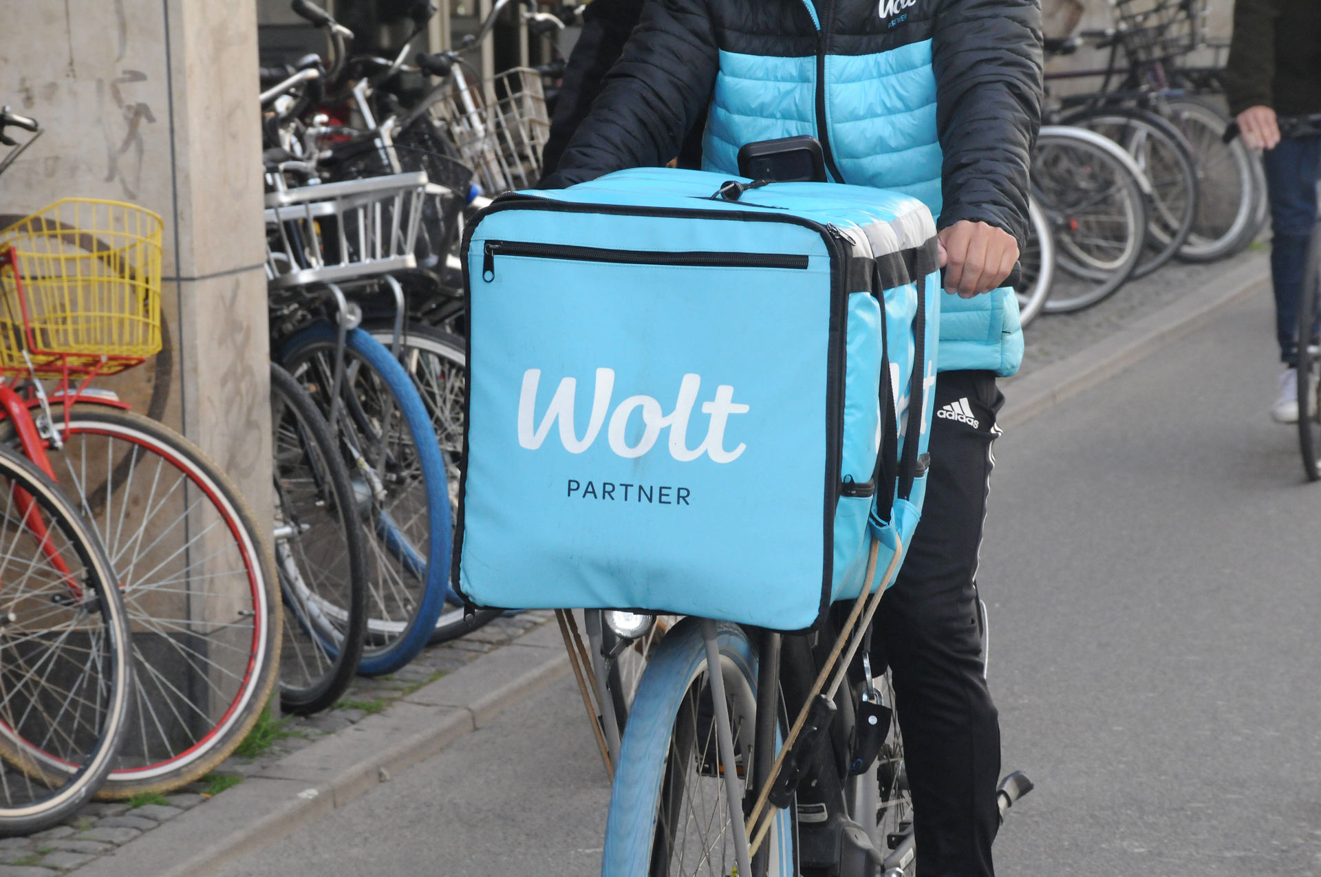 Wolt-partner på leveringscykel i København. 