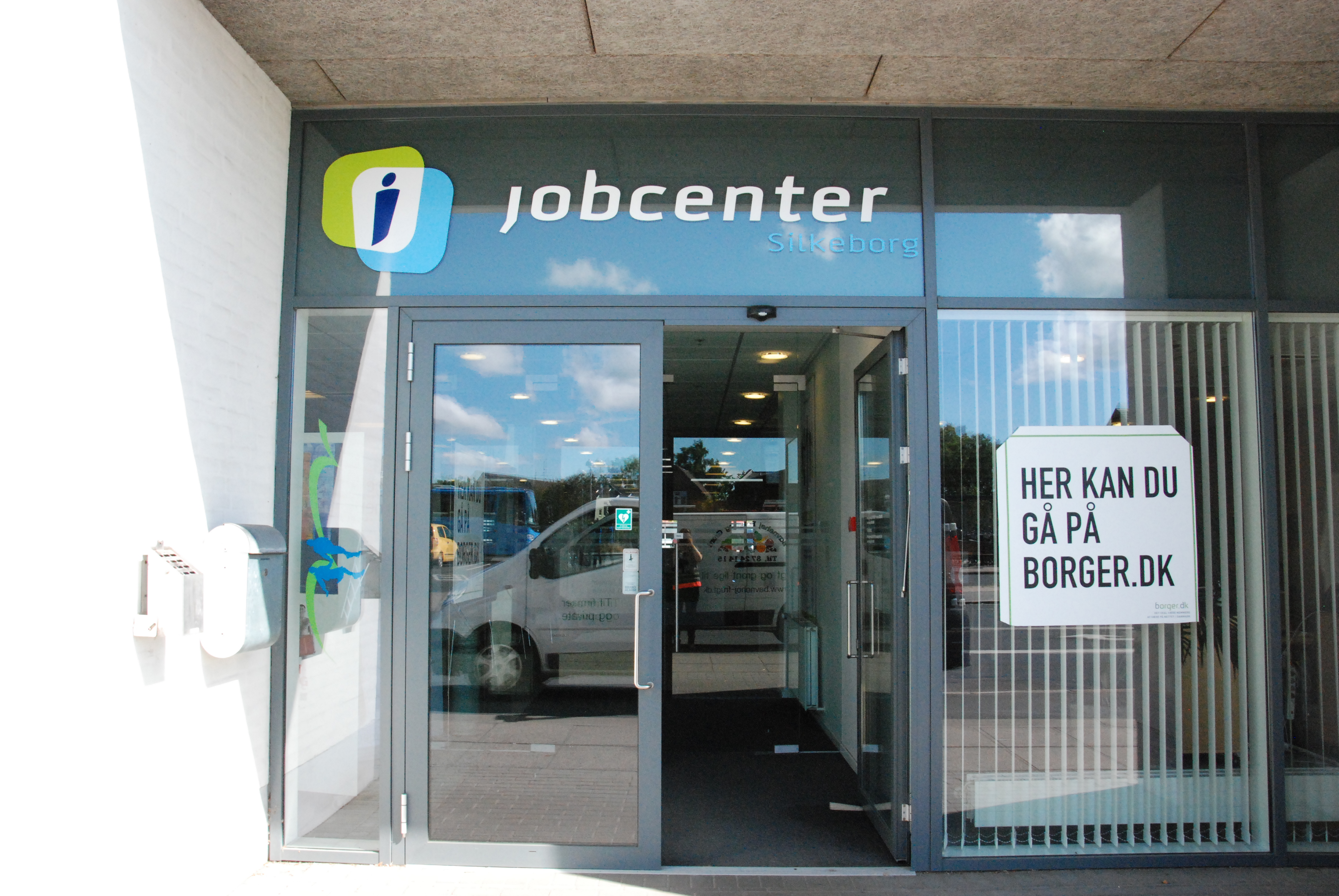 Silkeborg var en af fire frikommuner, som fik lov a sætte sig fri af statslige forpligtelser og eksperimentere med beskæftigelsesindsatsen i tre år. Men forberedelserne er indtil videre sat på standby, fordi man er usikker på, om forsøget overhovedet vil få lov til at blive gennemført.