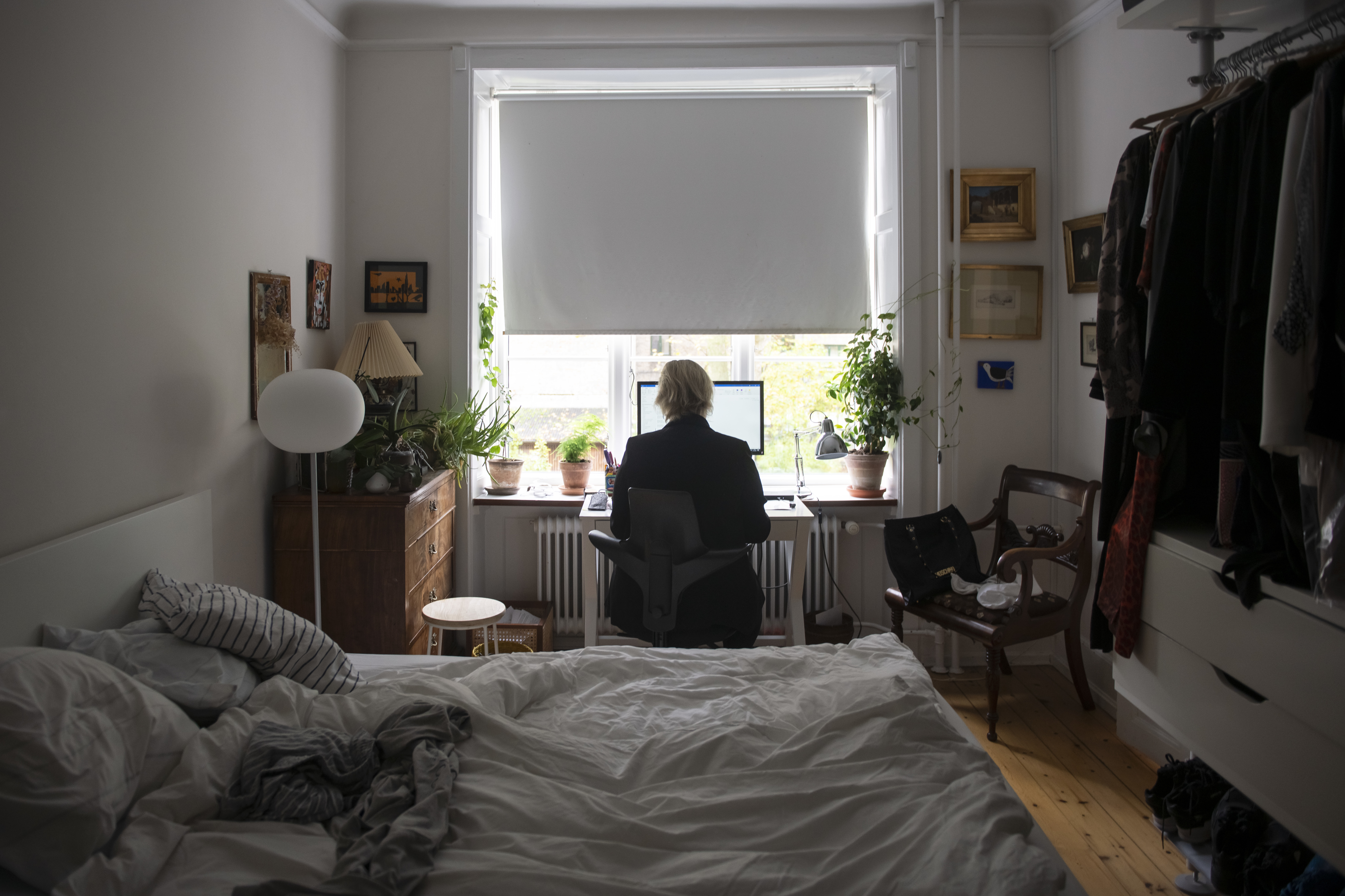 Hjemmearbejdende kvinde i soveværelse