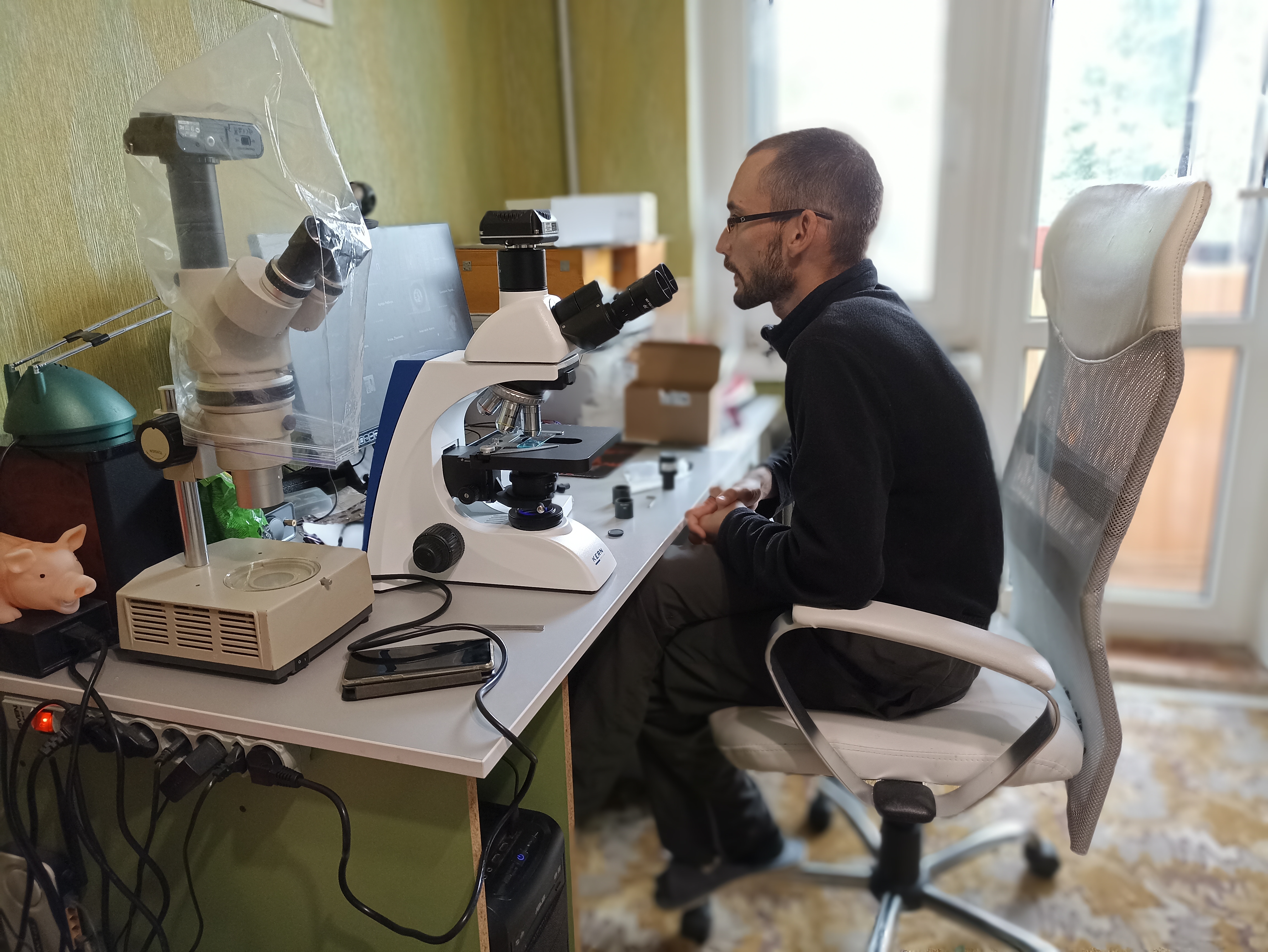 Andriy Novikov er ukrainsk planteforsker ansat på Statens Naturhistoriske Museum i Lviv, Ukraine.