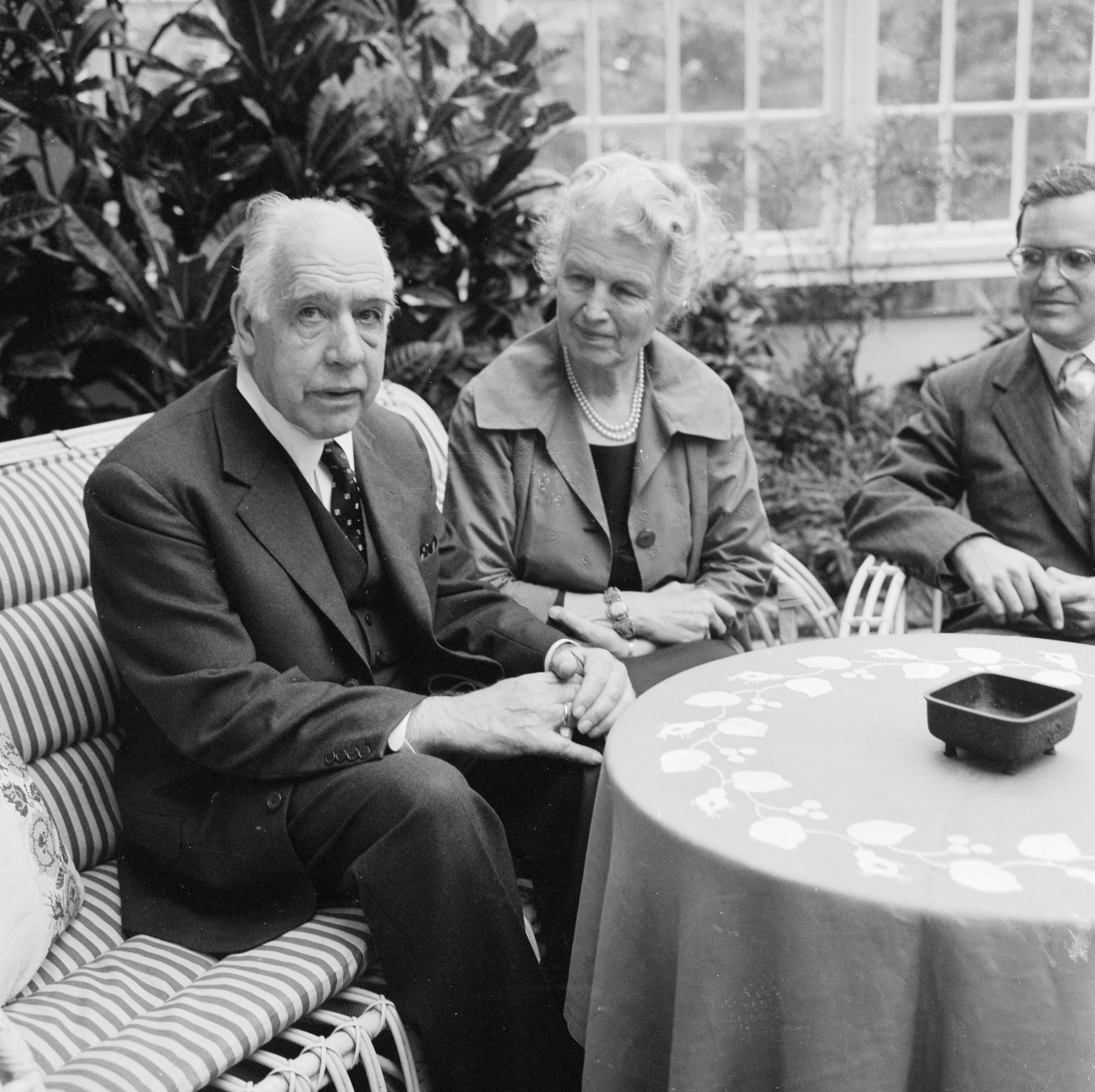 Niels Bohr opnåede det meste, men oplevede også store tab i sit private liv. Ud af fem børn mistede han to sønner, den ene på en sejltur, hvor Bohr selv var om bord på båden. Her ses han på sin 75-års fødselsdag med hustruen Margrethe og sønnen Aage.