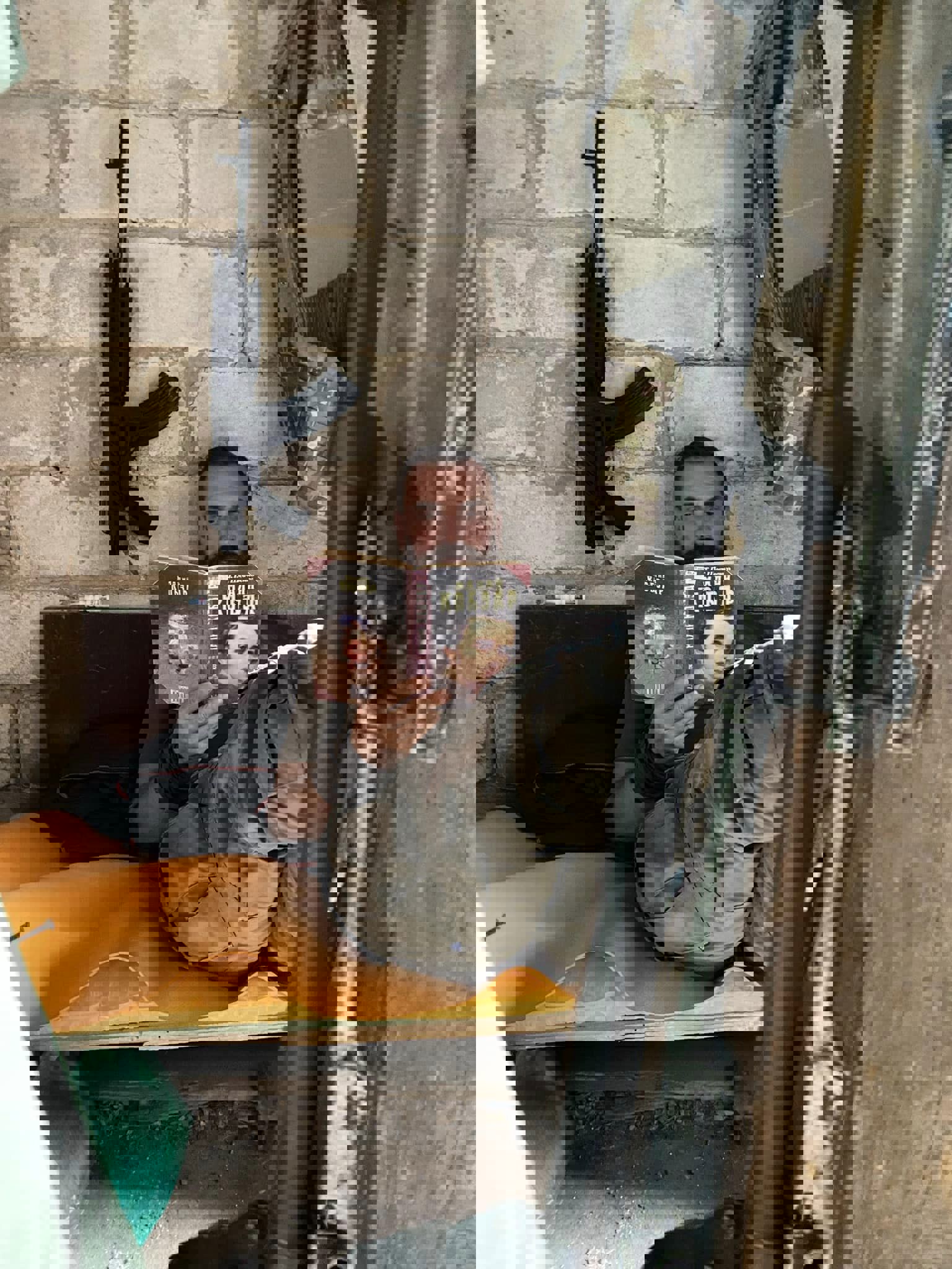 Ukraines uddannelses- og forskningsminister, da han endnu var ved fronten – godt i gang med værket “Kobzar” af Ukraines nationalpoet Taras Sjevtjenko